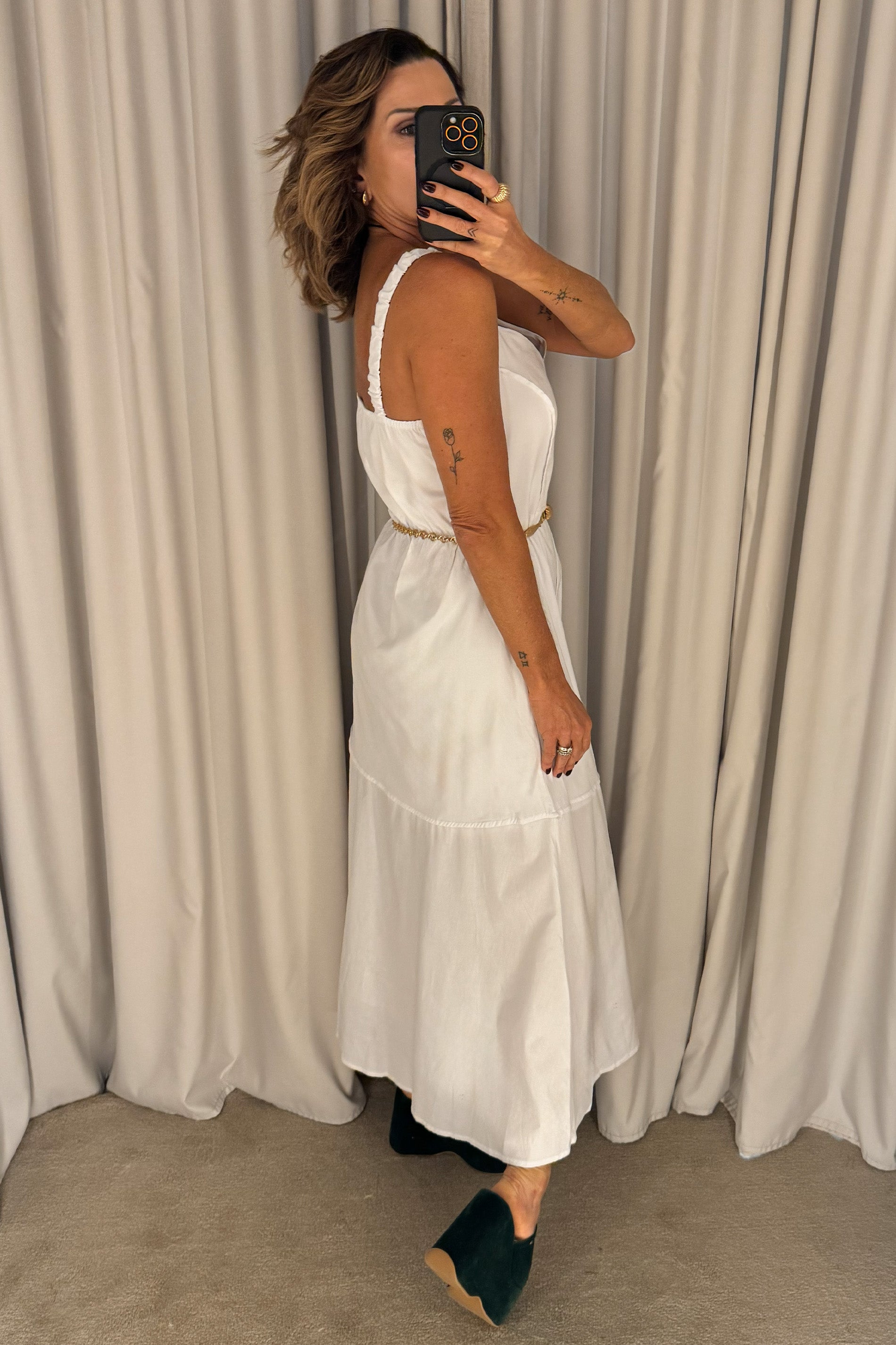 Vestido Longo com Alças Largas e Recortes na Cintura