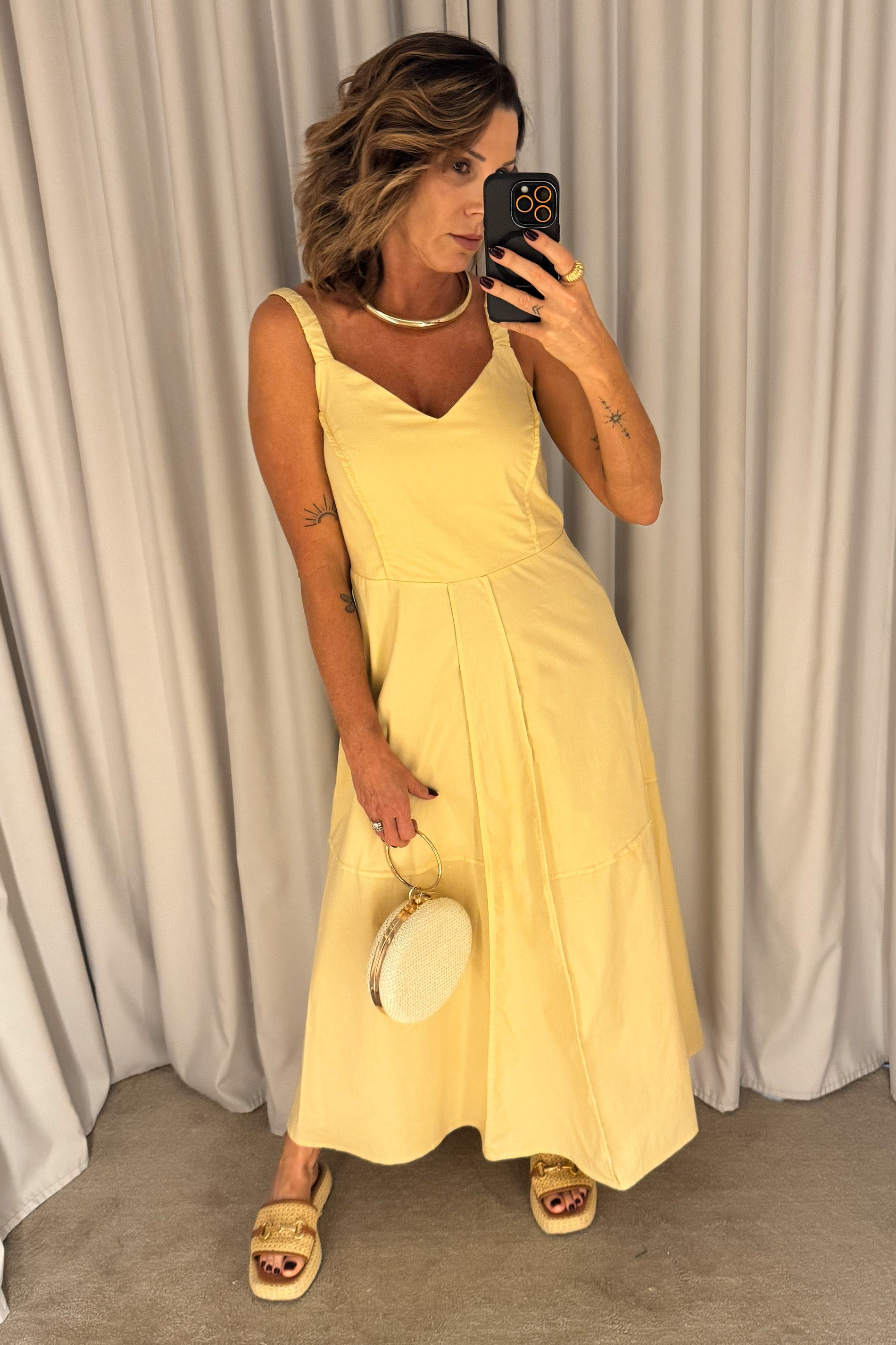 Vestido Longo com Alças Largas e Recortes na Cintura