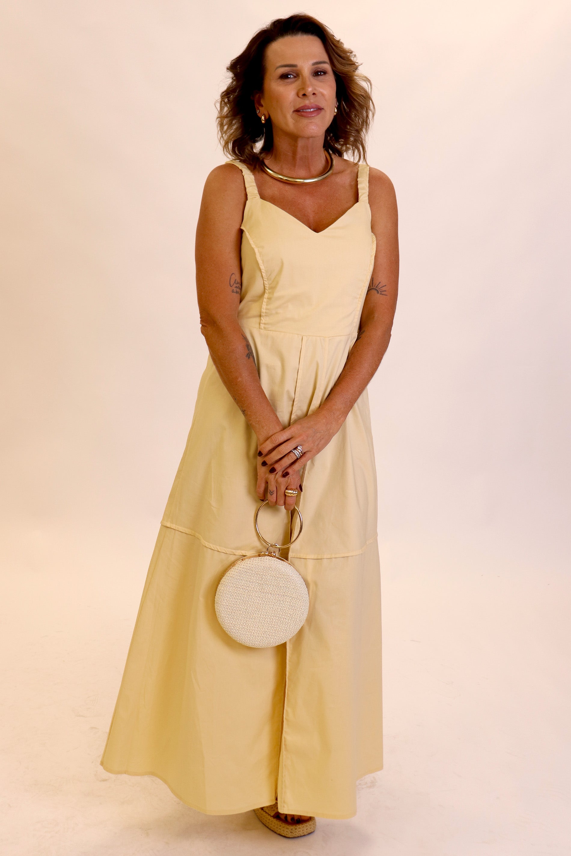 Vestido Longo com Alças Largas e Recortes na Cintura