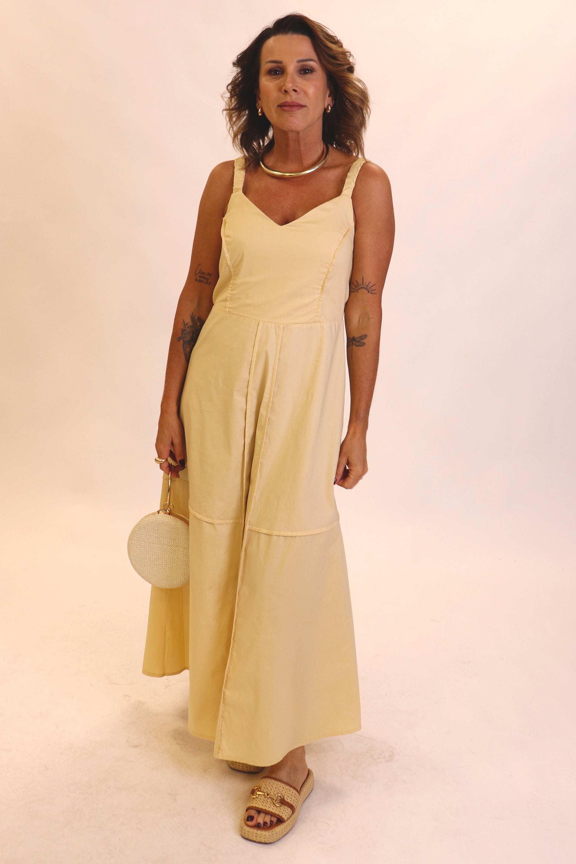 Vestido Longo com Alças Largas e Recortes na Cintura