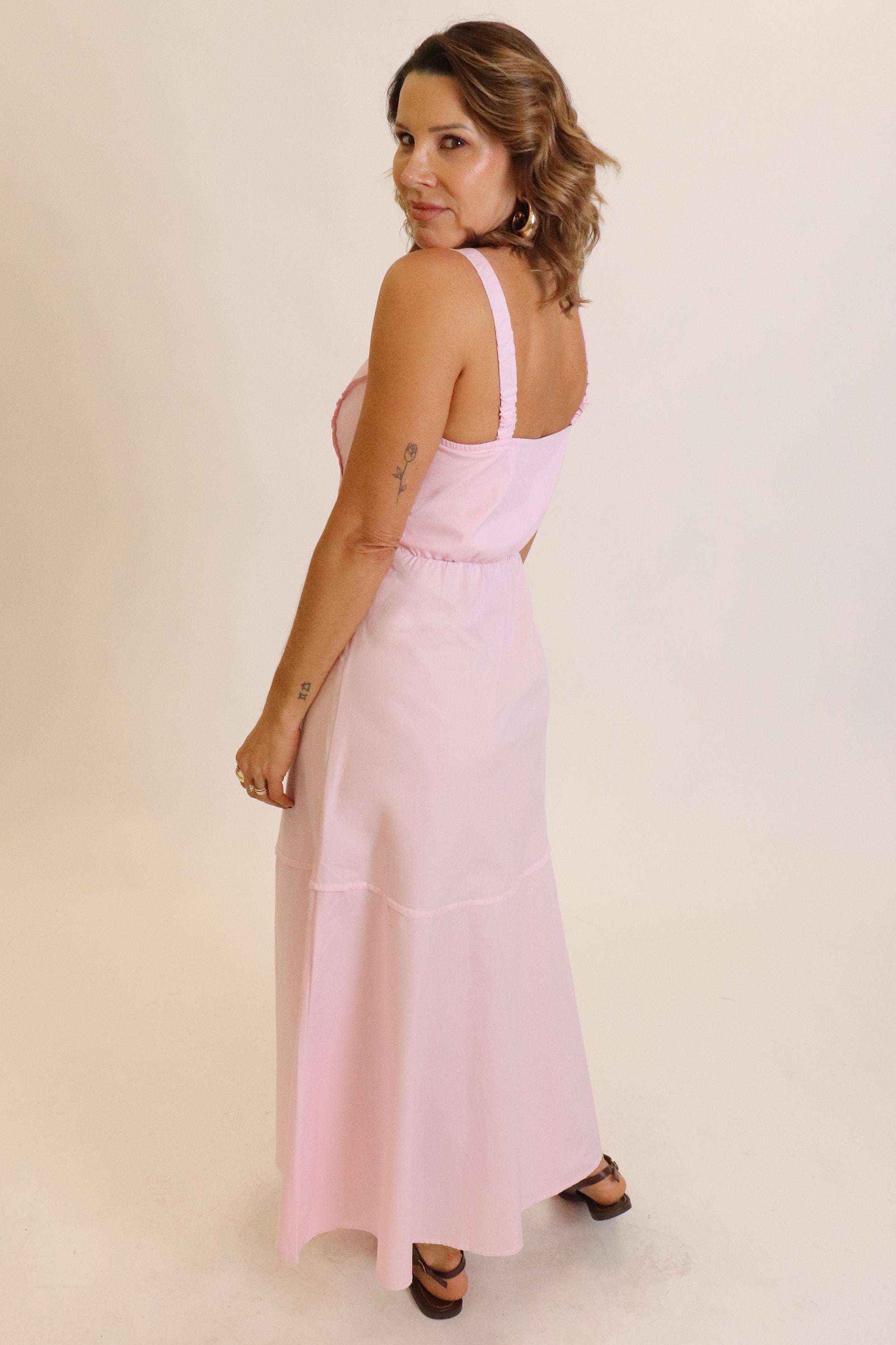 Vestido Longo com Alças Largas e Recortes na Cintura