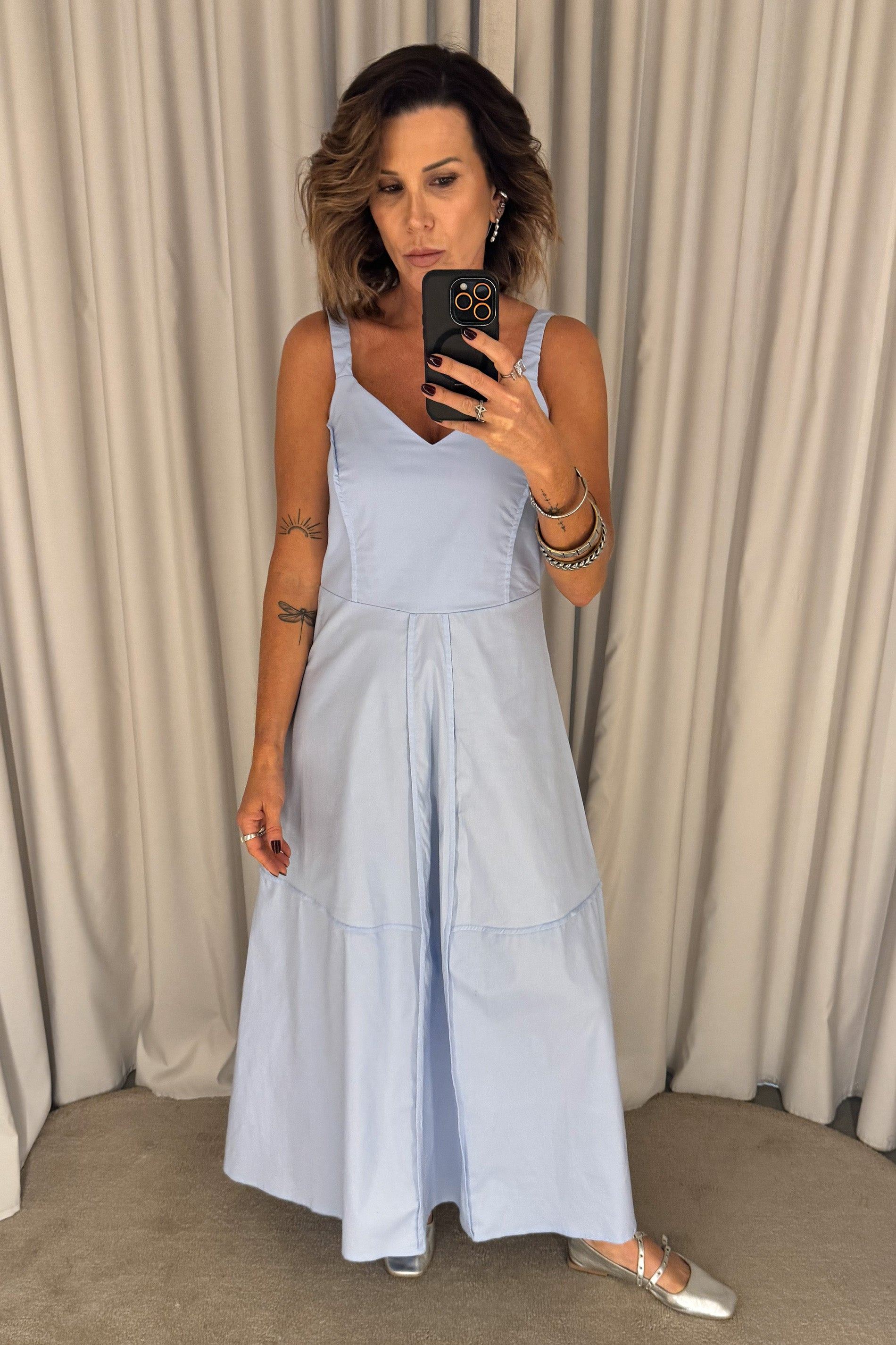 Vestido Longo com Alças Largas e Recortes na Cintura