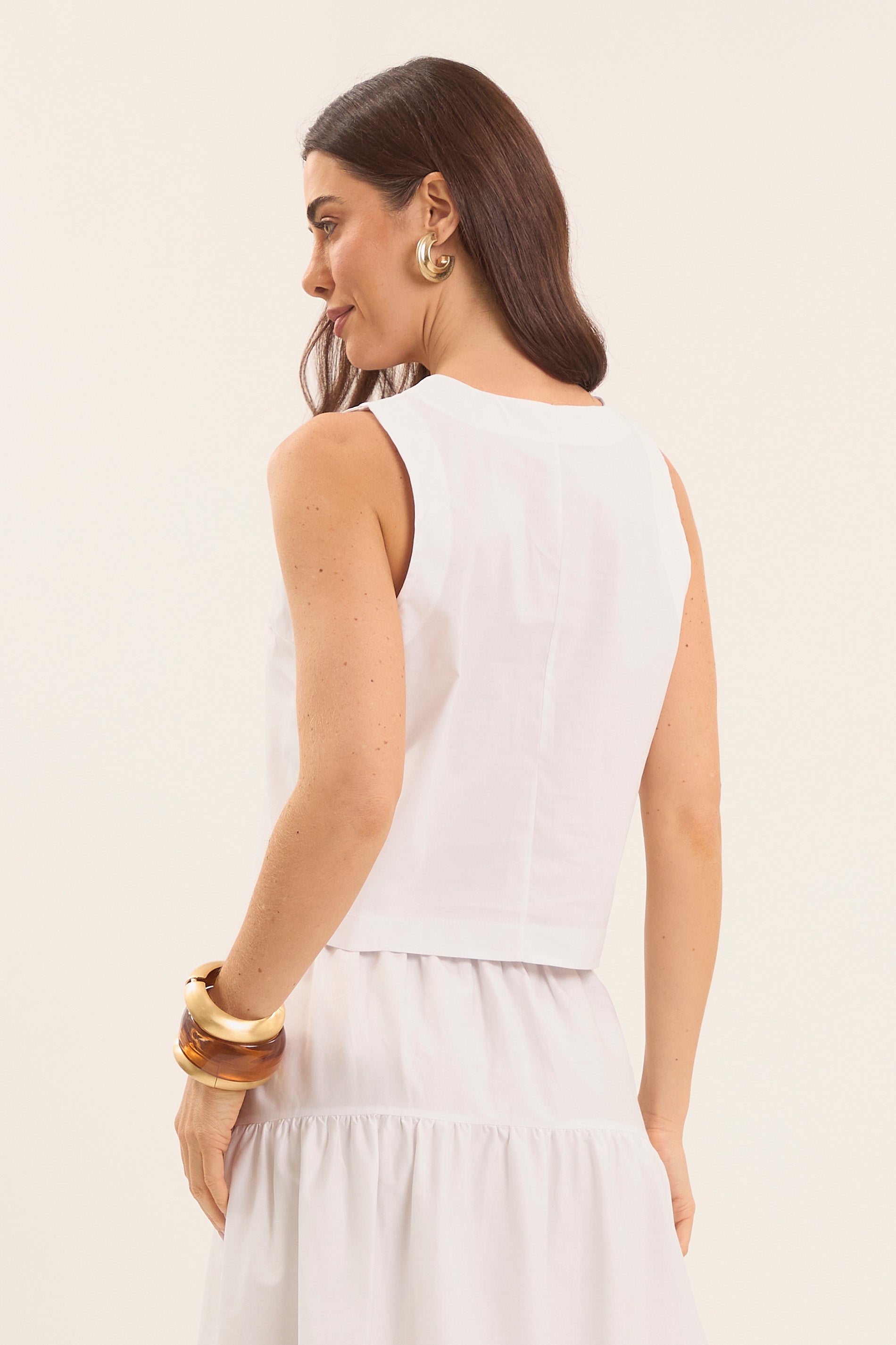 Blusa com Modelagem Reta e Decote Fechado