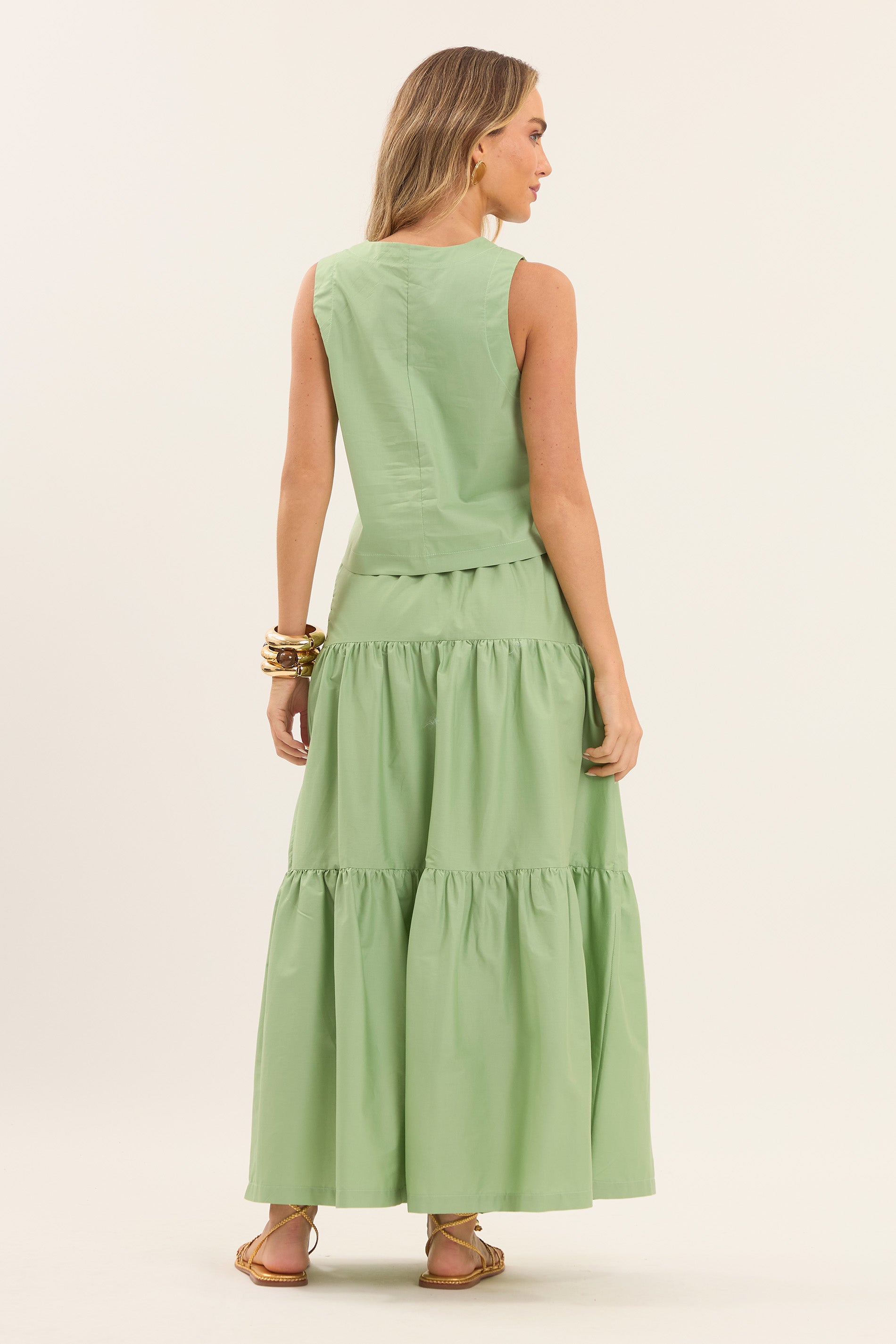 Blusa com Modelagem Reta e Decote Fechado