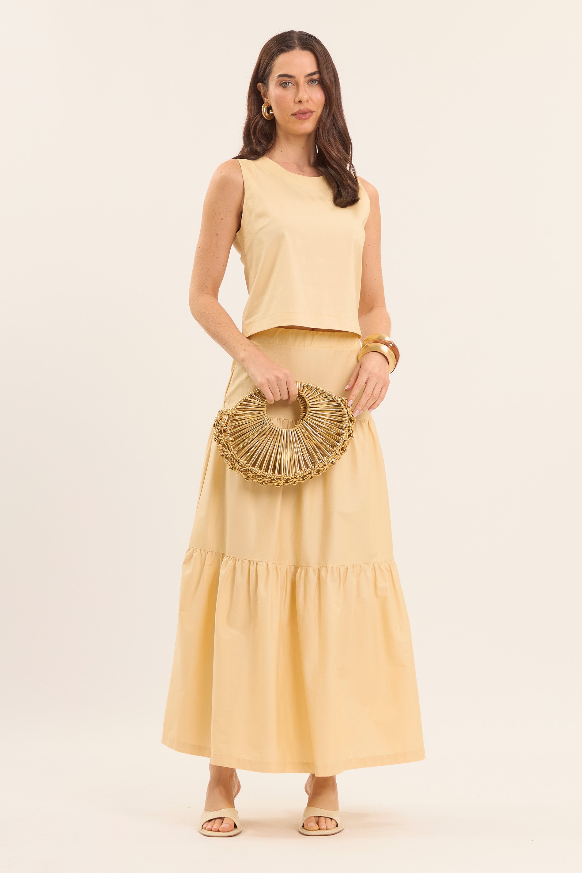 Blusa com Modelagem Reta e Decote Fechado