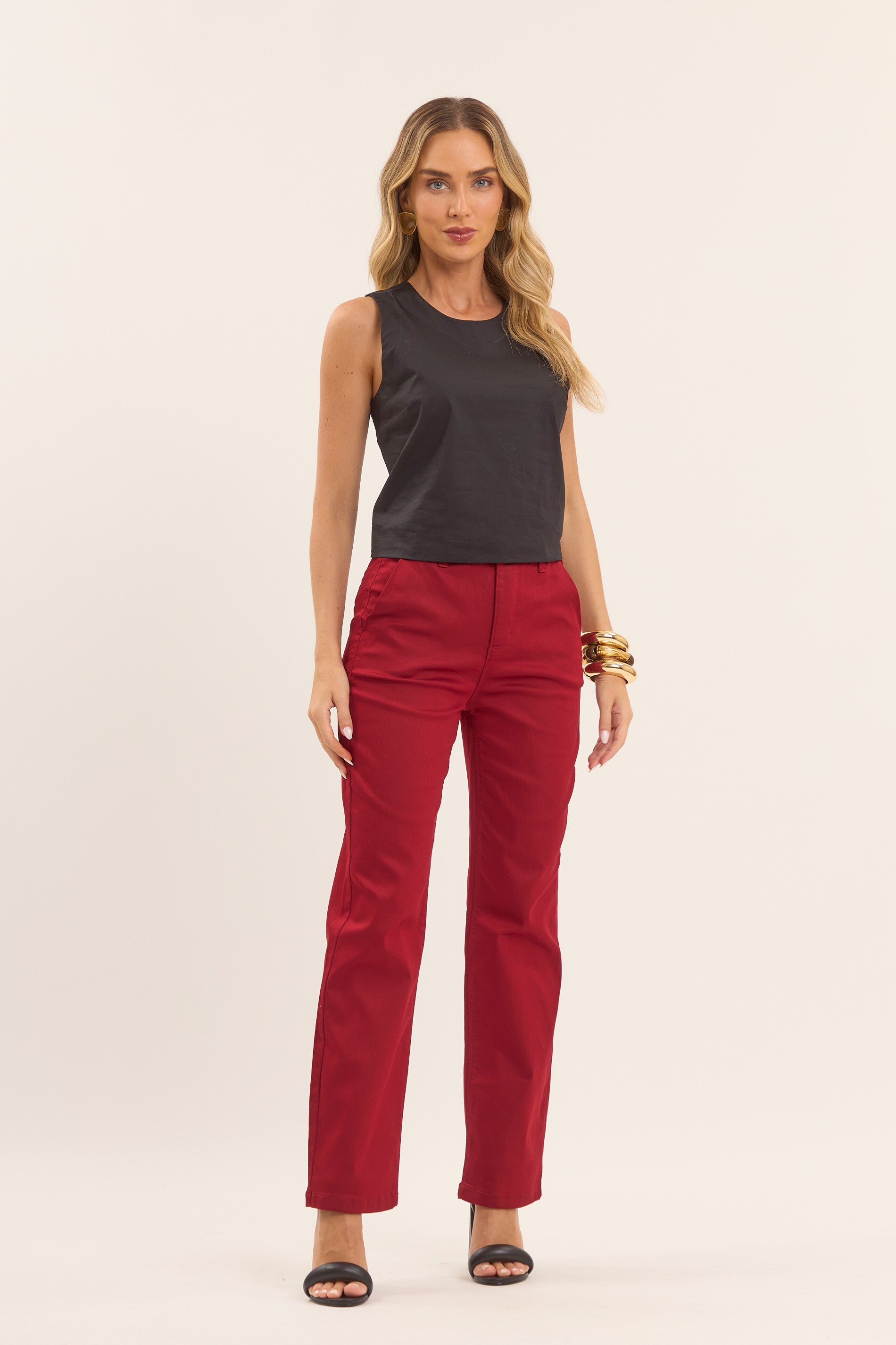 Blusa com Modelagem Reta e Decote Fechado