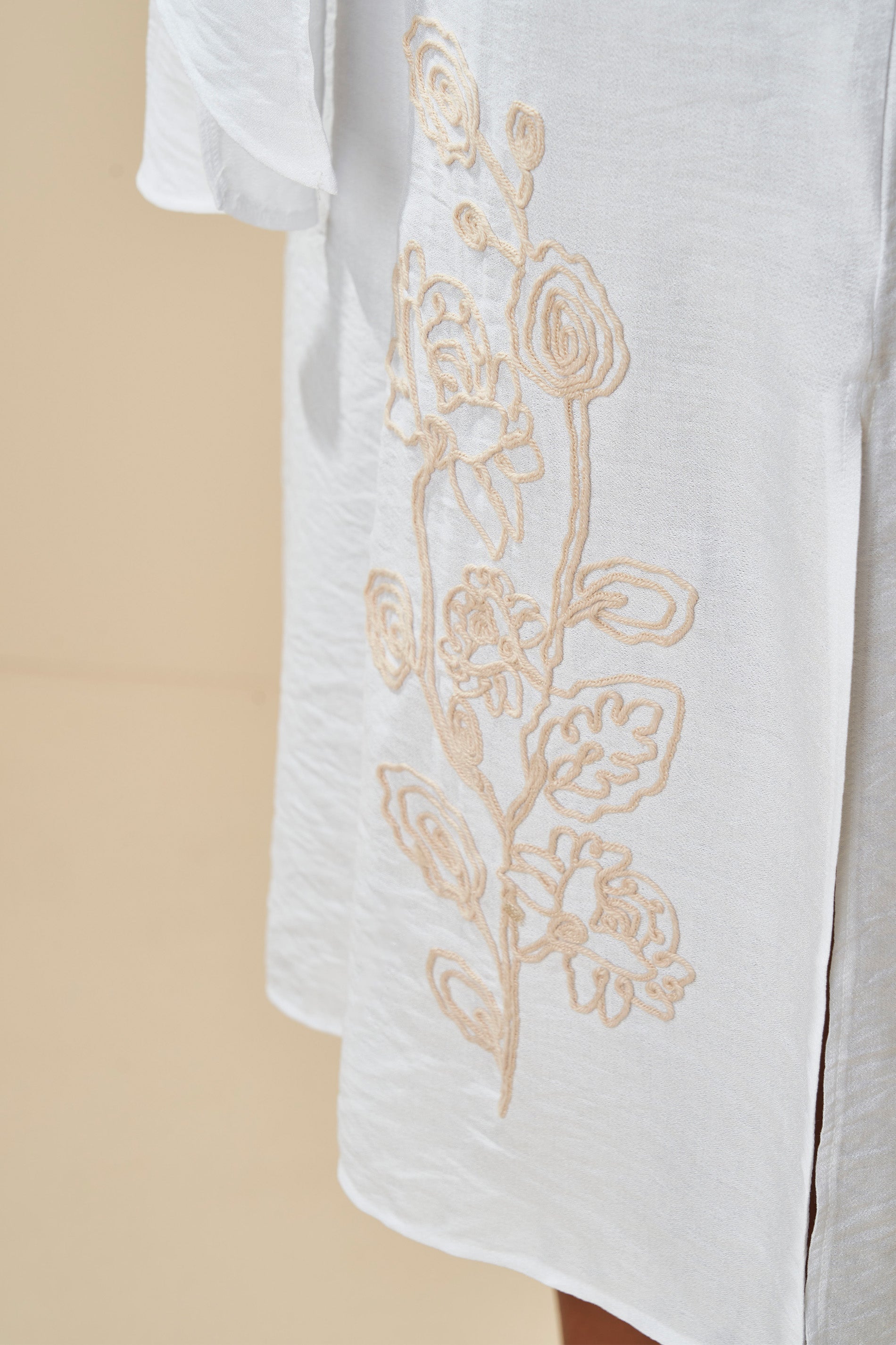 Vestido Midi Celebration com Amarração Frontal e Bordado Discreto