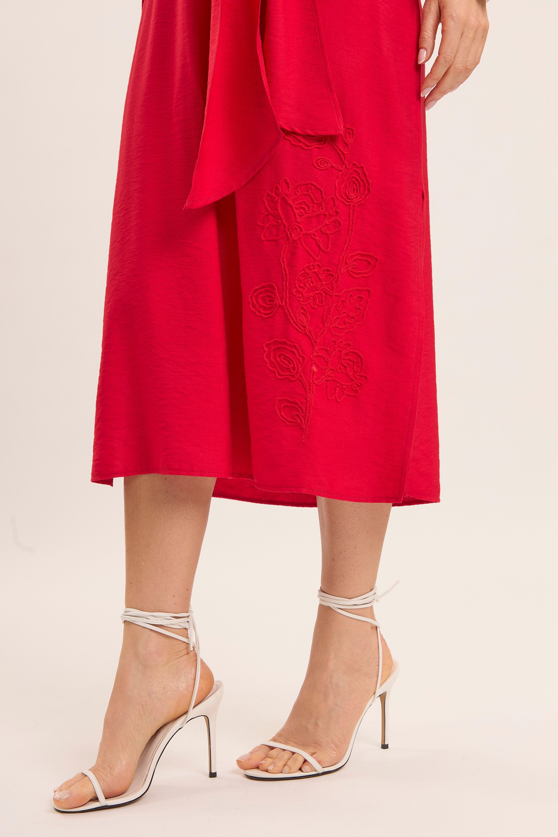 Vestido Midi Celebration com Amarração Frontal e Bordado Discreto