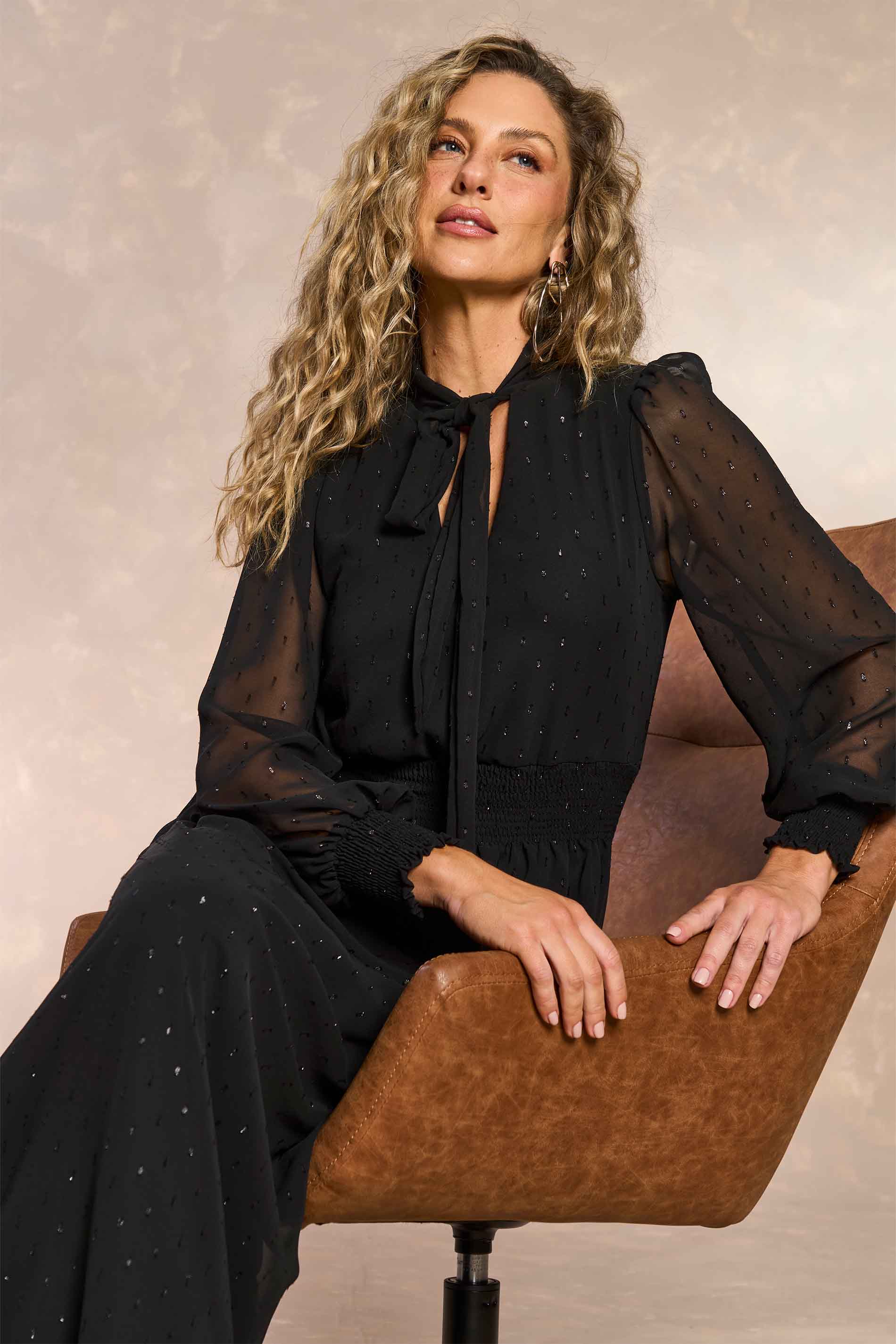 Vestido Longo Retrô Glam em Plano Chiffon