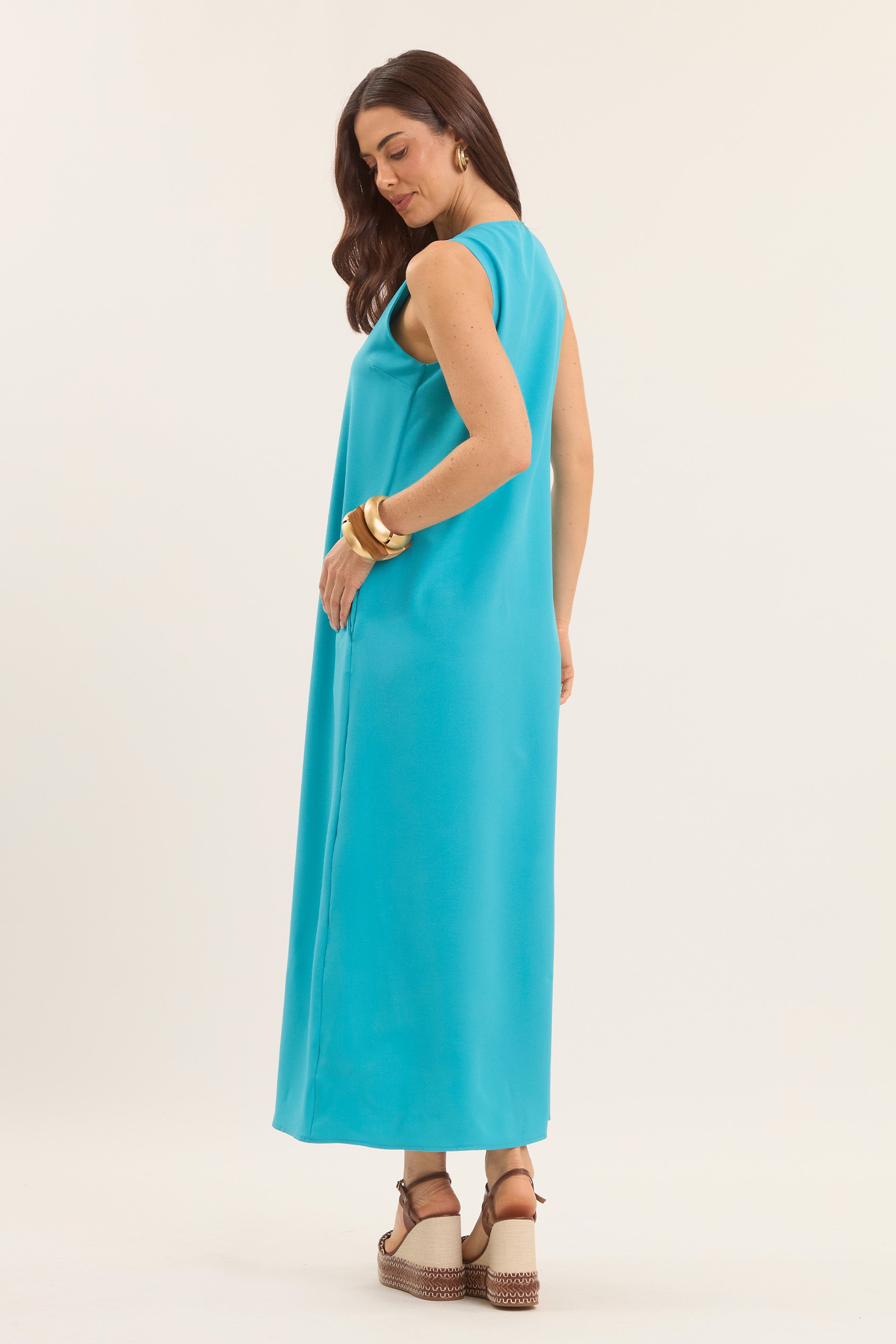 Vestido Longo com Decote em V e Bolsos Laterais