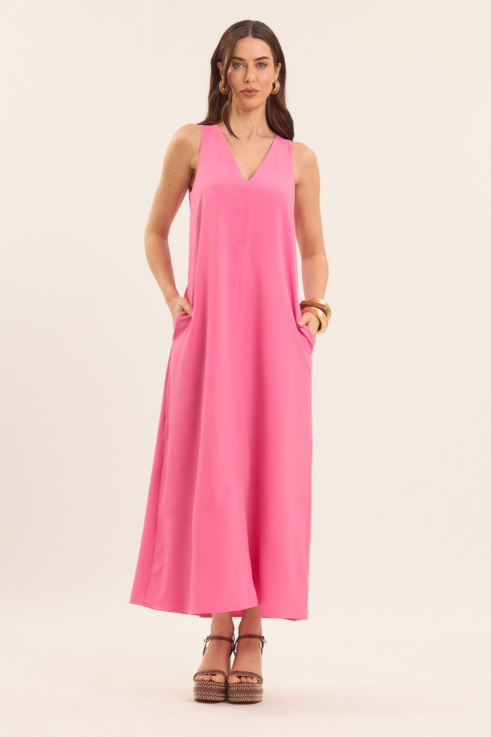 Vestido Longo com Decote em V e Bolsos Laterais