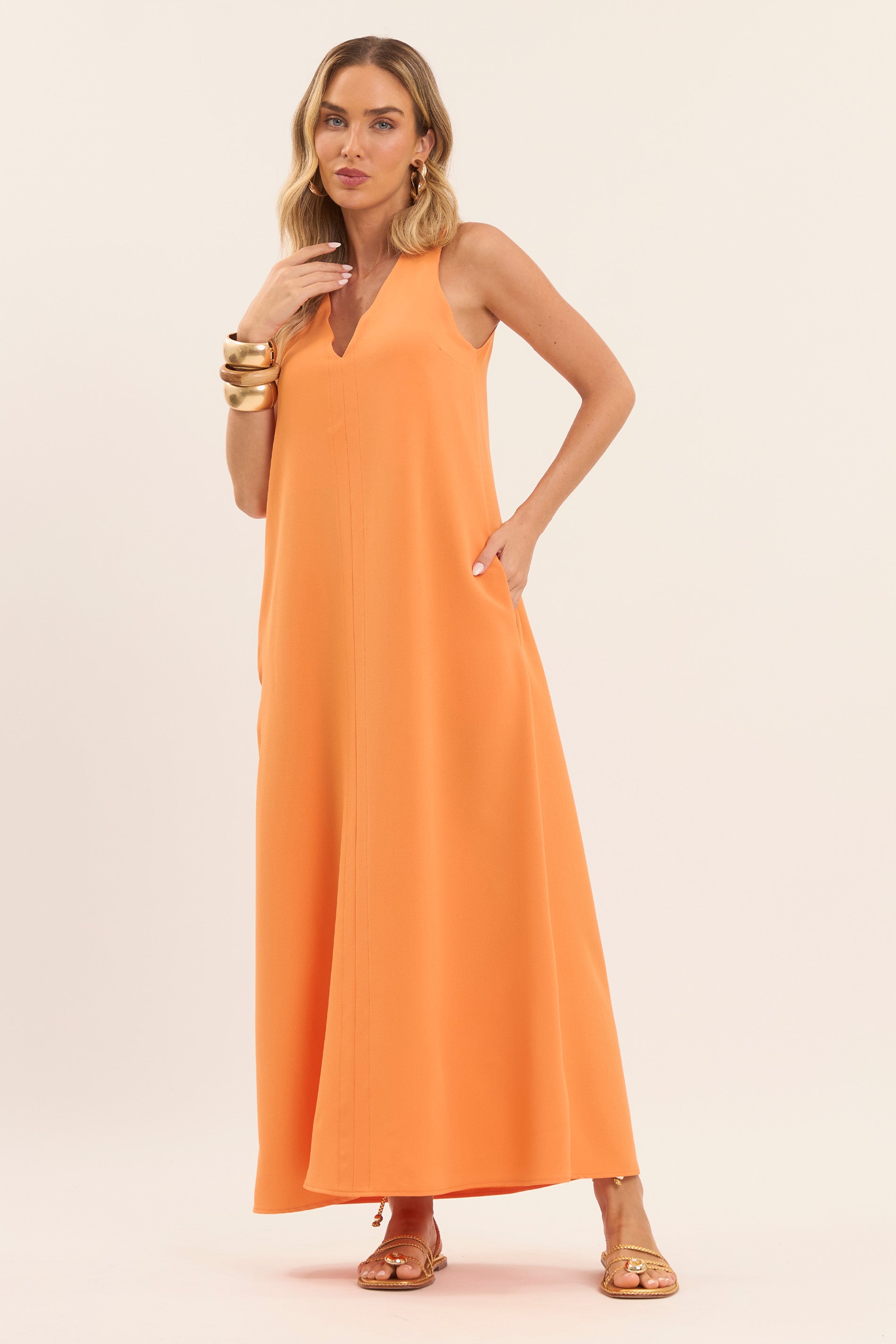 Vestido Longo com Decote em V e Bolsos Laterais