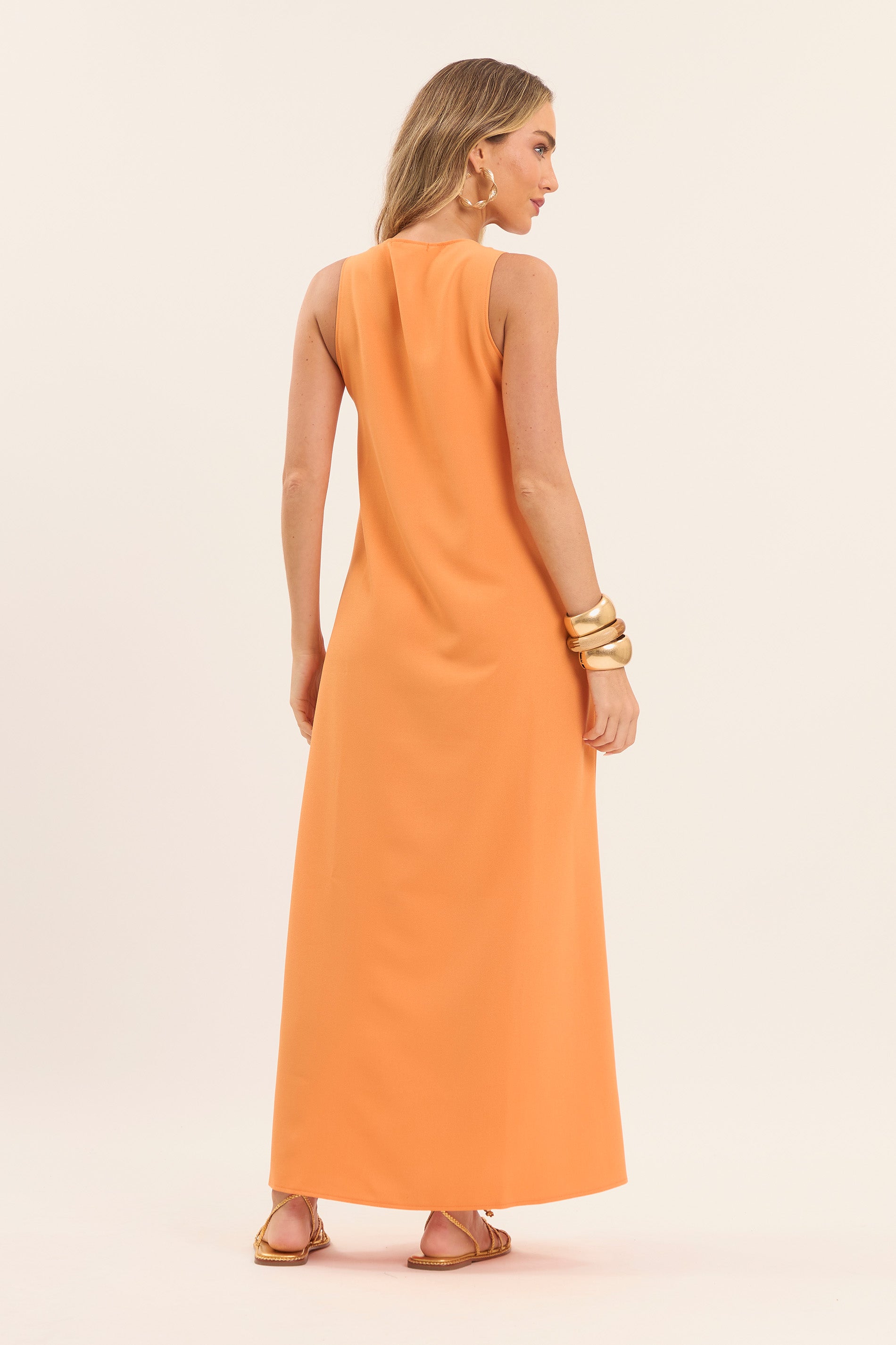 Vestido Longo com Decote em V e Bolsos Laterais