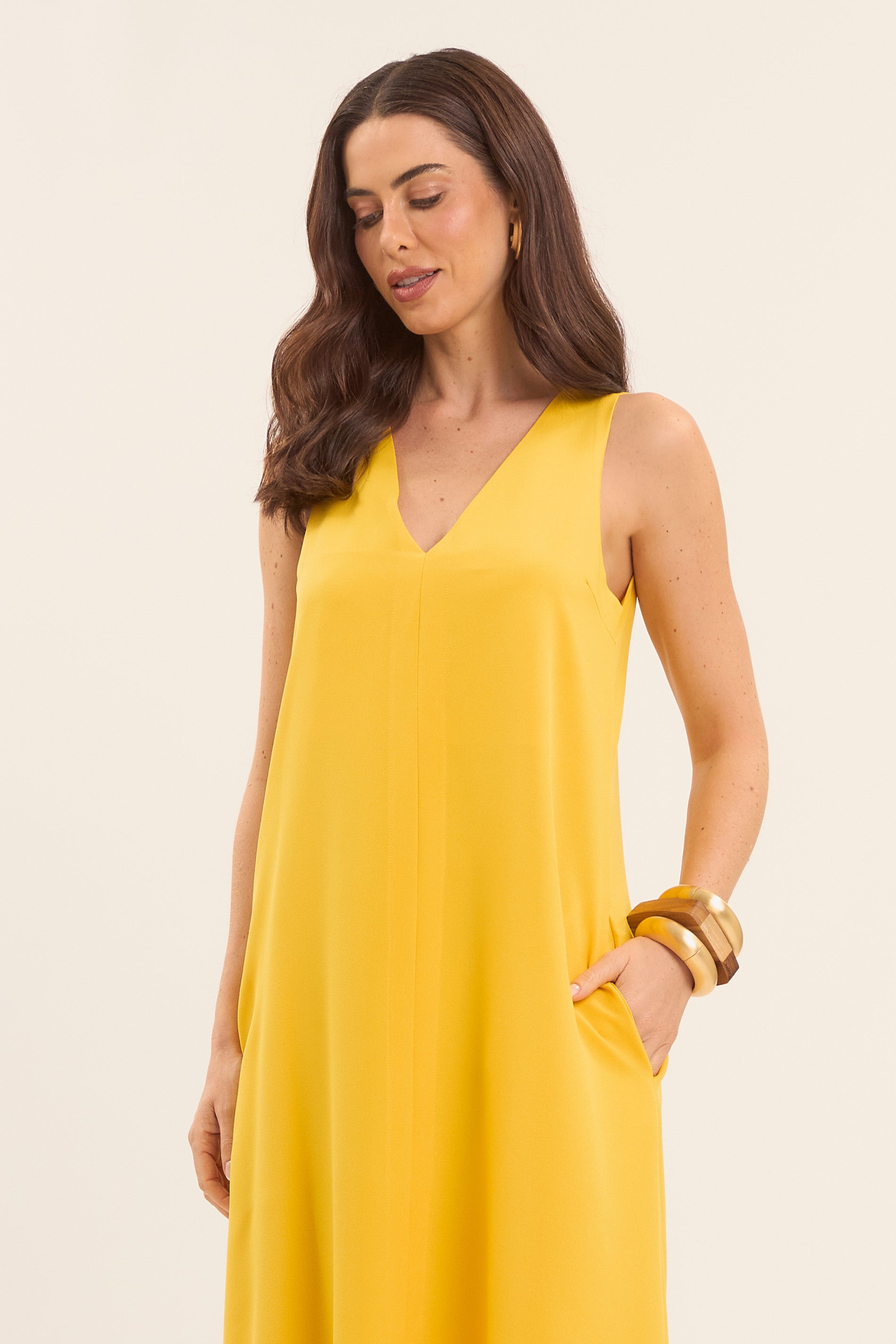 Vestido Longo com Decote em V e Bolsos Laterais