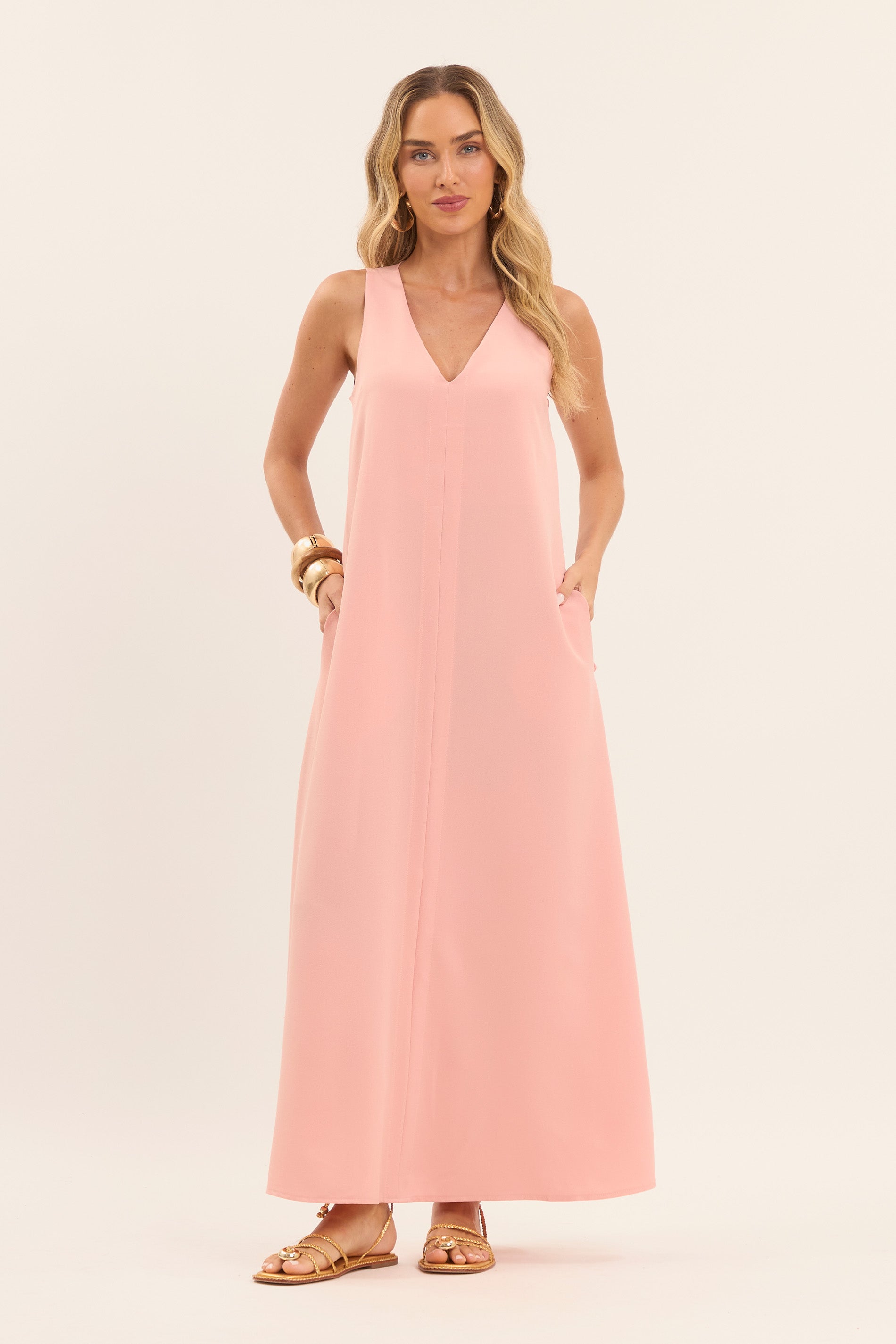 Vestido Longo com Decote em V e Bolsos Laterais