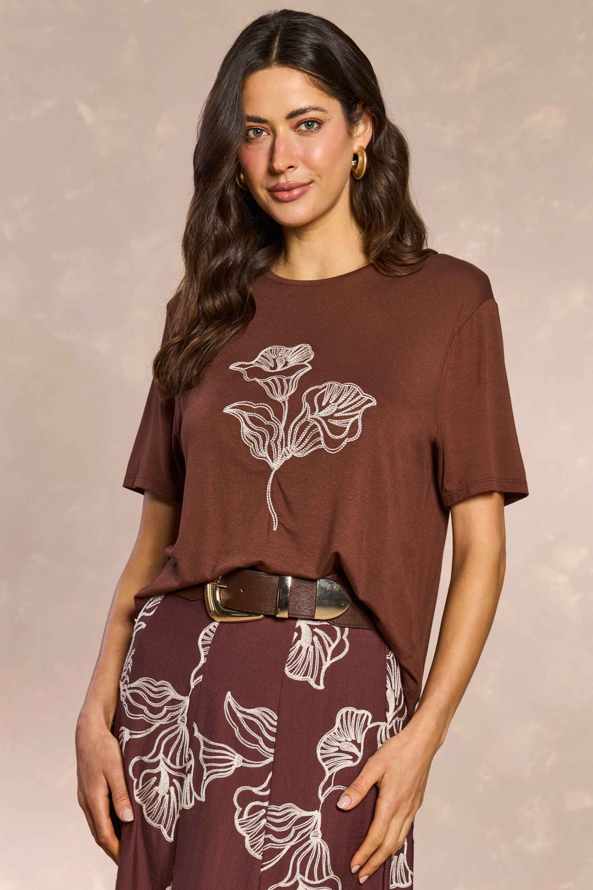 T-shirt Jardim Boho com Bordado Frontal
