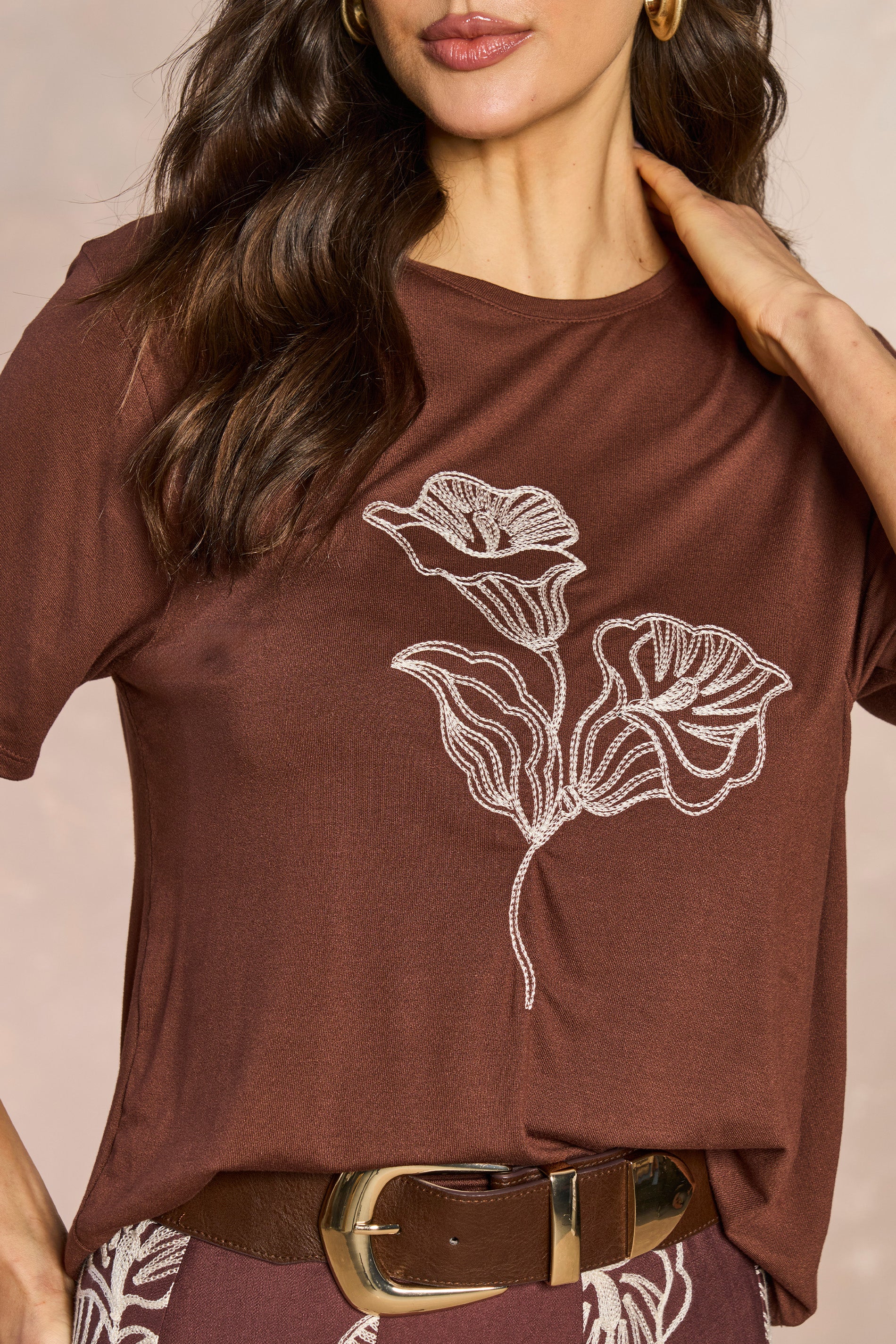 T-shirt Jardim Boho com Bordado Frontal