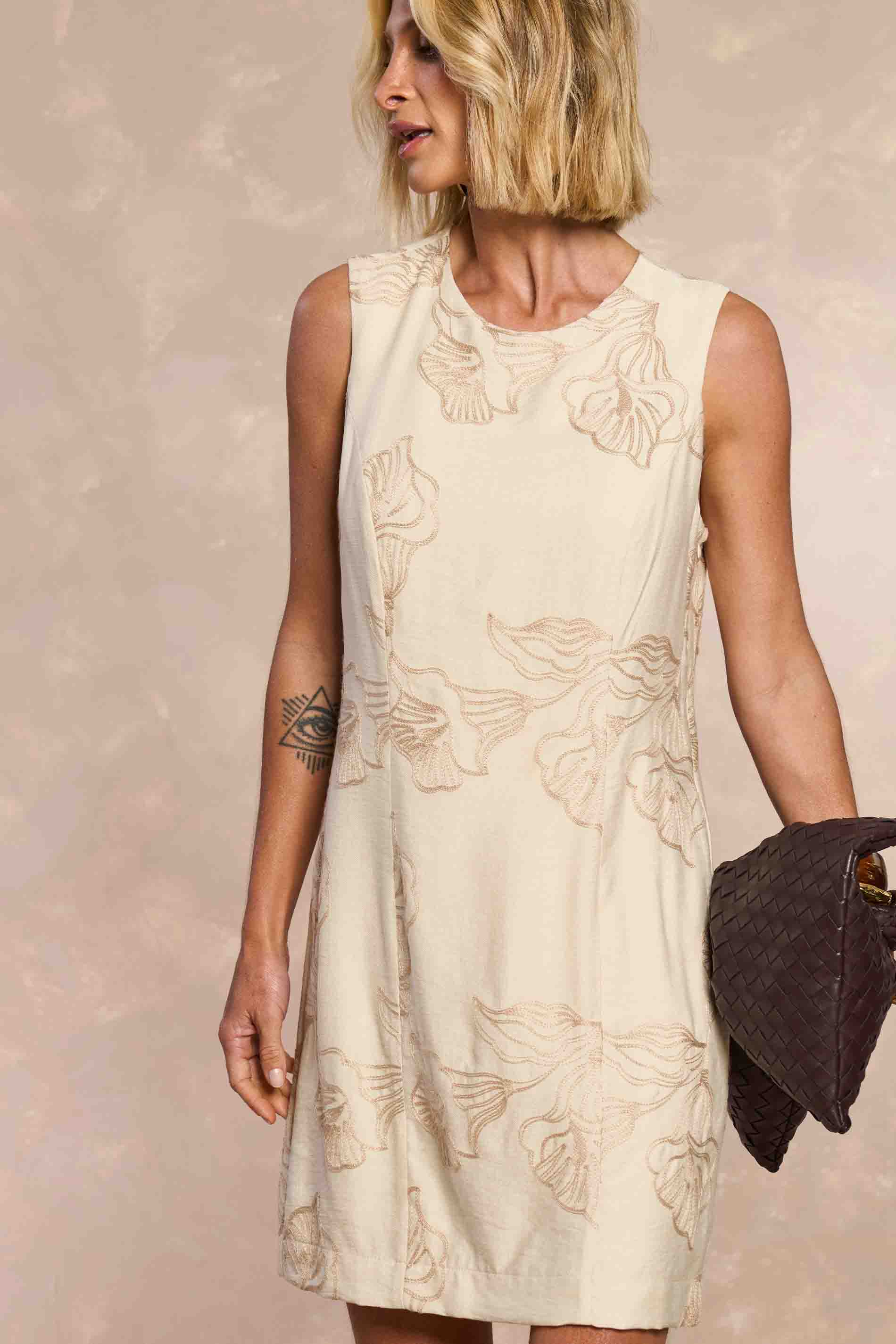 Vestido Curto Jardim Boho em Bordado Floral
