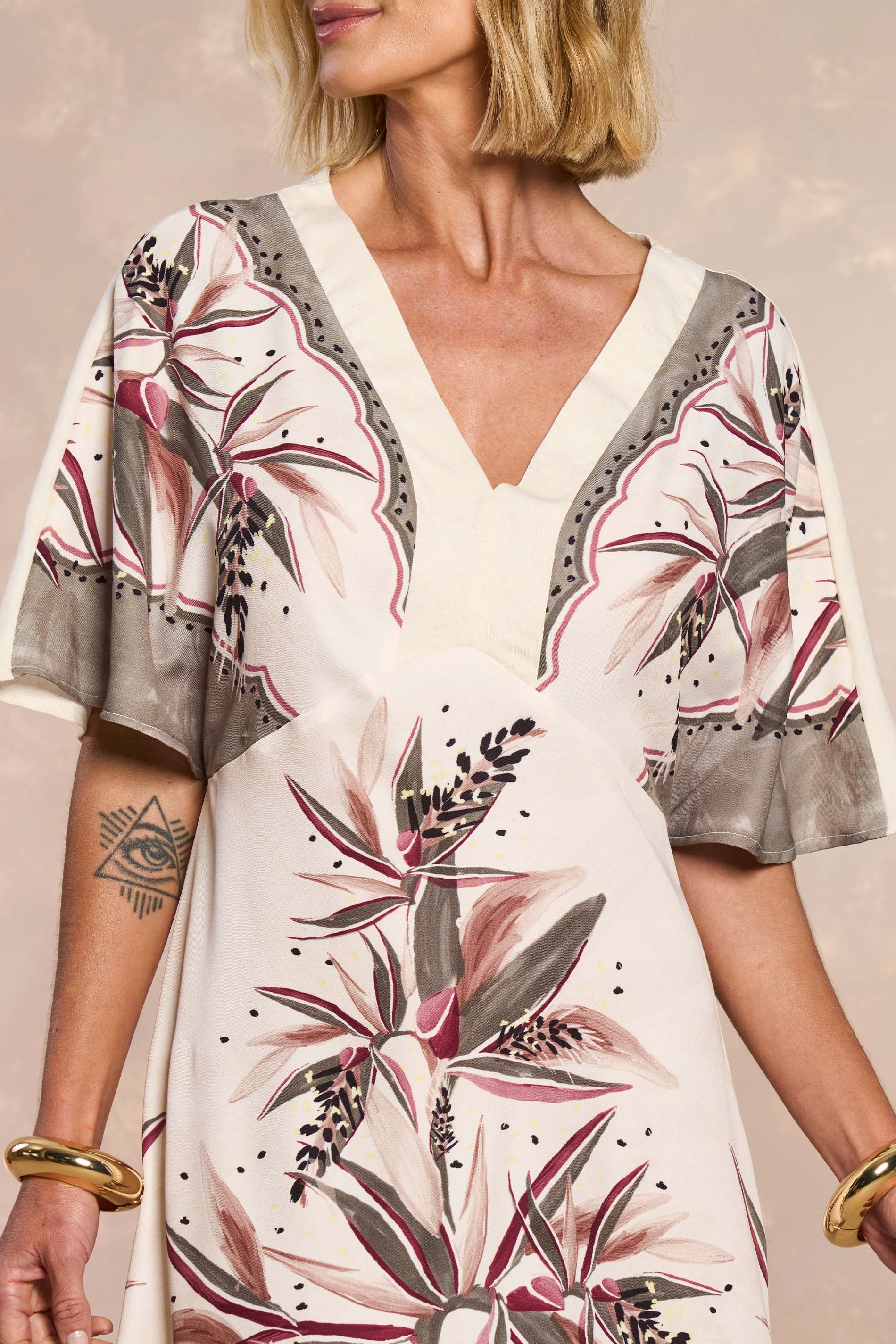 Vestido Curto Tropical Garden em Sarja Four