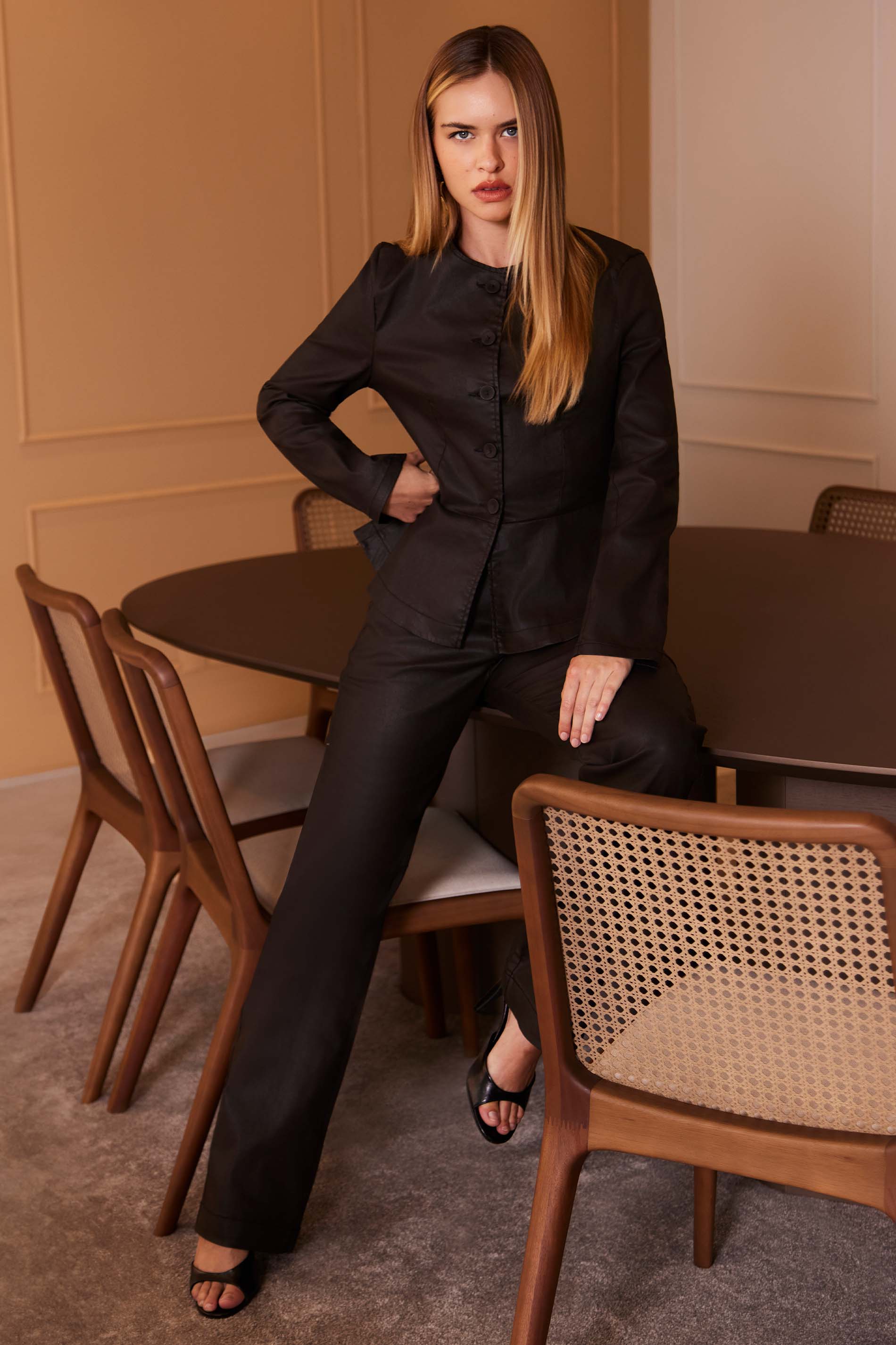 Jaqueta Peplum Retrô Glam em Sarja