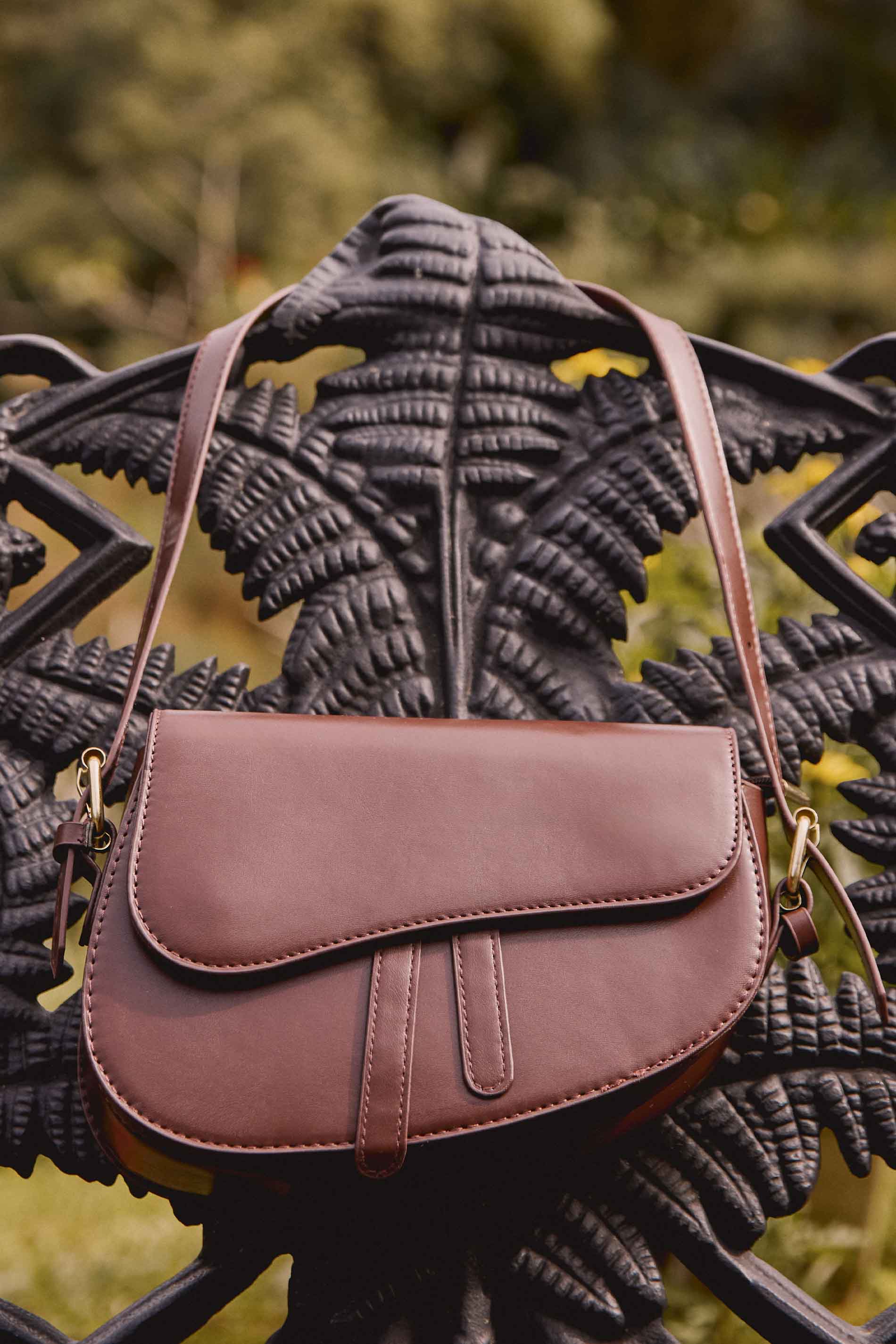 Bolsa com Aba Frontal e Alça Regulável