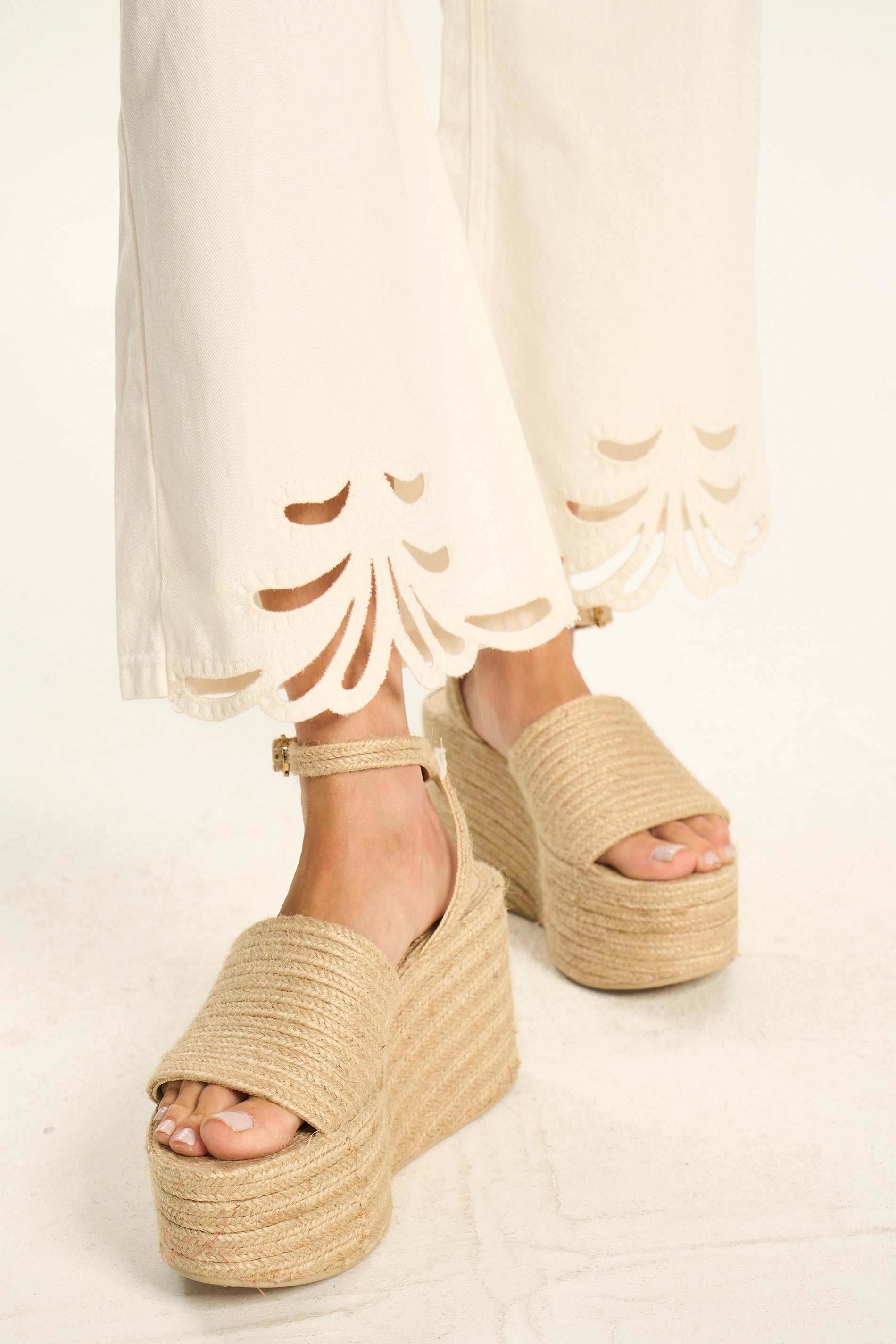 Calça Wide Cropped Sarja Bordado Miragem - Doce Trama