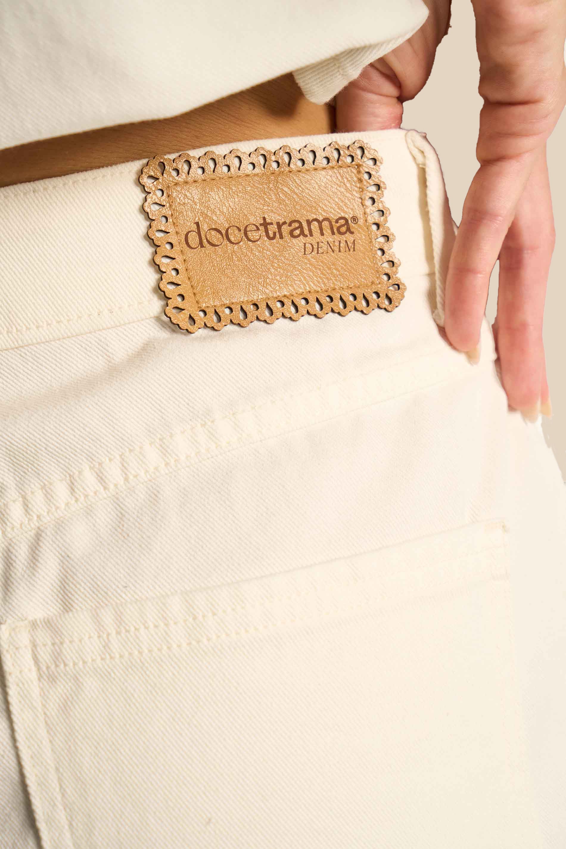 Calça Wide Cropped Sarja Bordado Miragem - Doce Trama