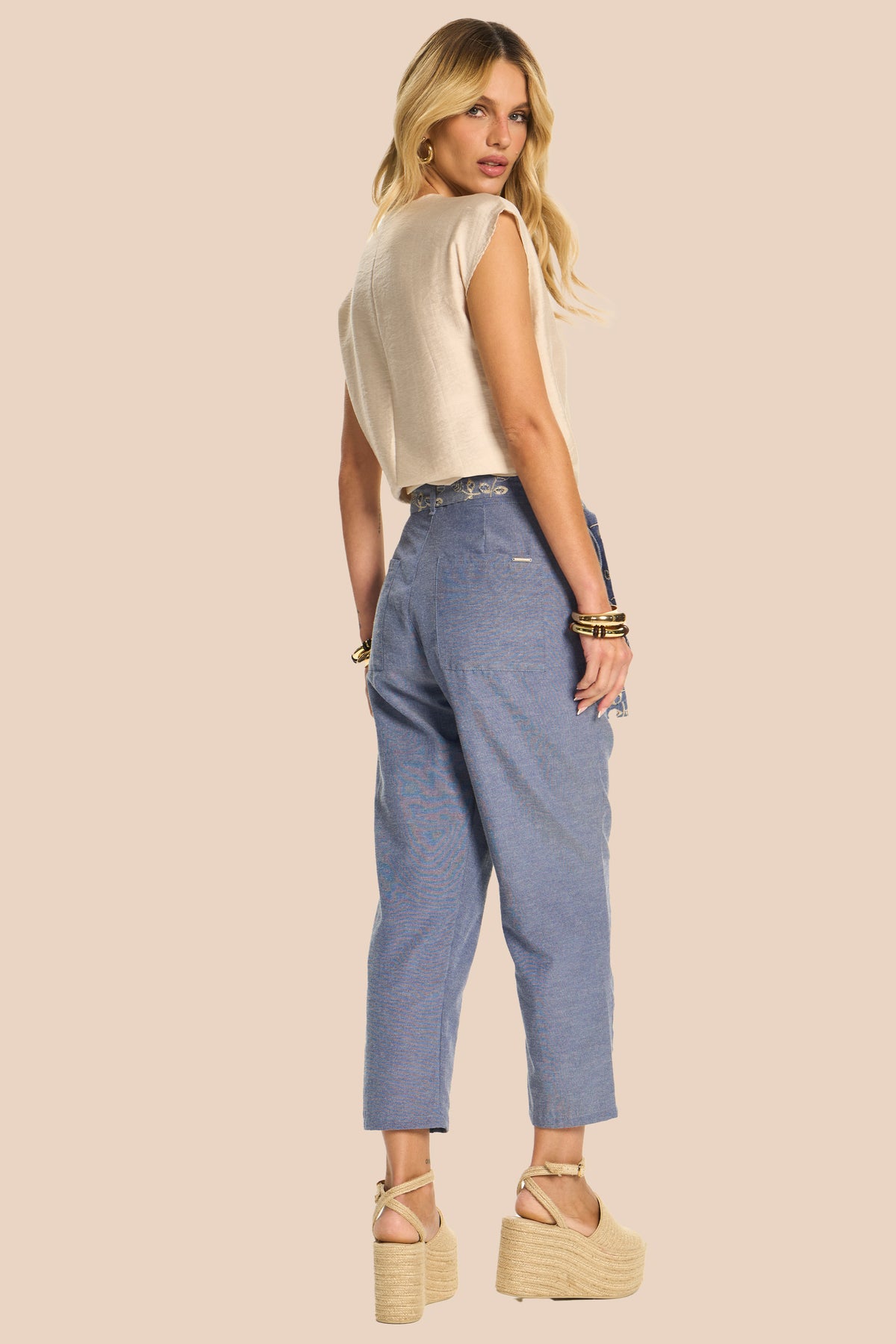 Calça Carrot Jeans Cinto Floral Miragem - Doce Trama