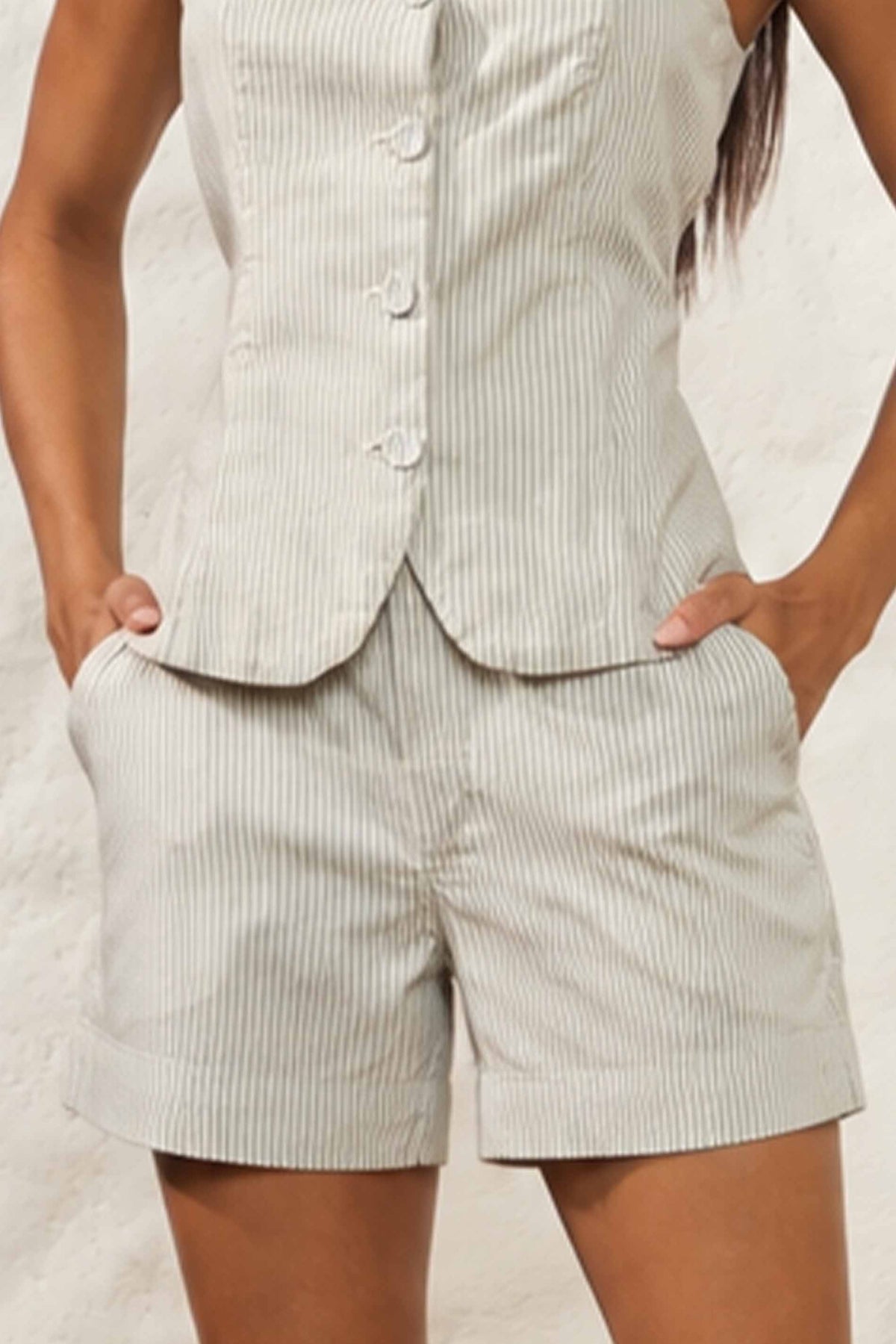Shorts em Sarja Alfaiataria Cintura Alta Resort - Doce Trama