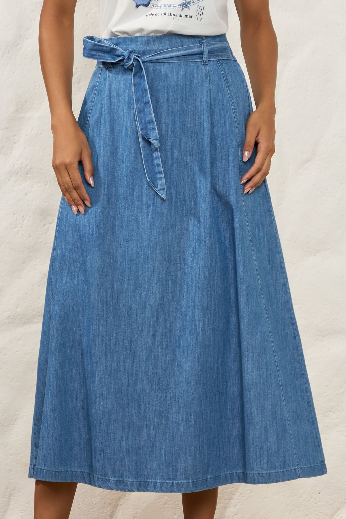 Saia Midi Jeans Evasê Amarração Resort - Doce Trama