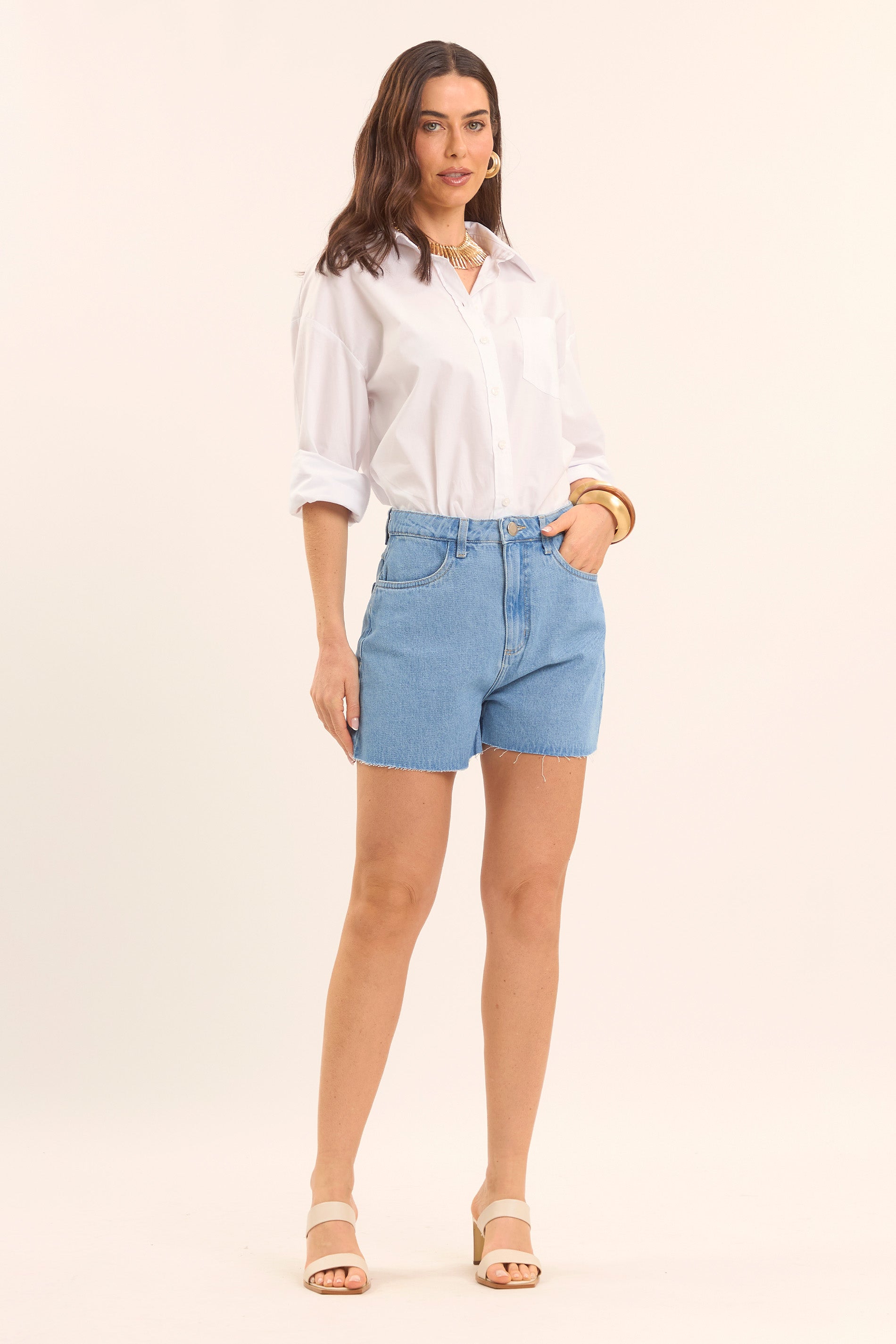 Shorts Jeans Cintura Alta com Barra Desfiada