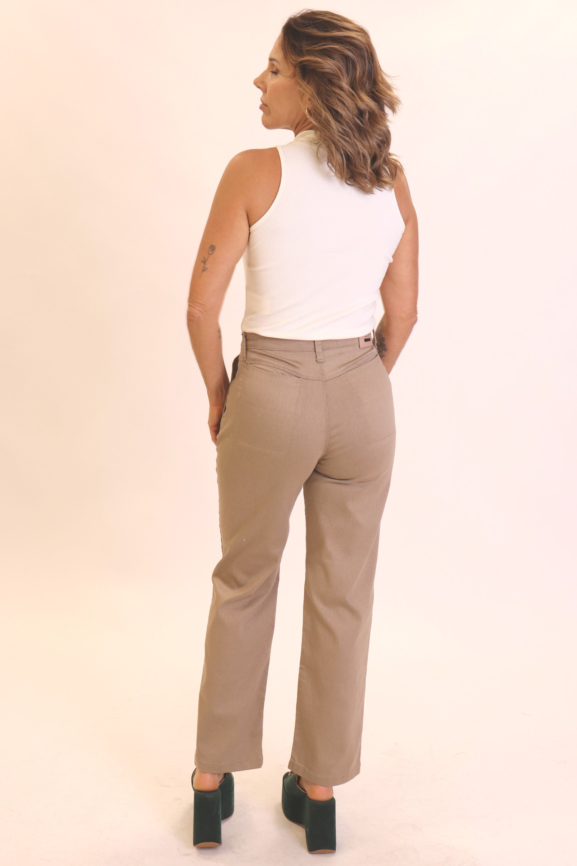 Calça Reta Cintura Alta com Bolsos Frontais