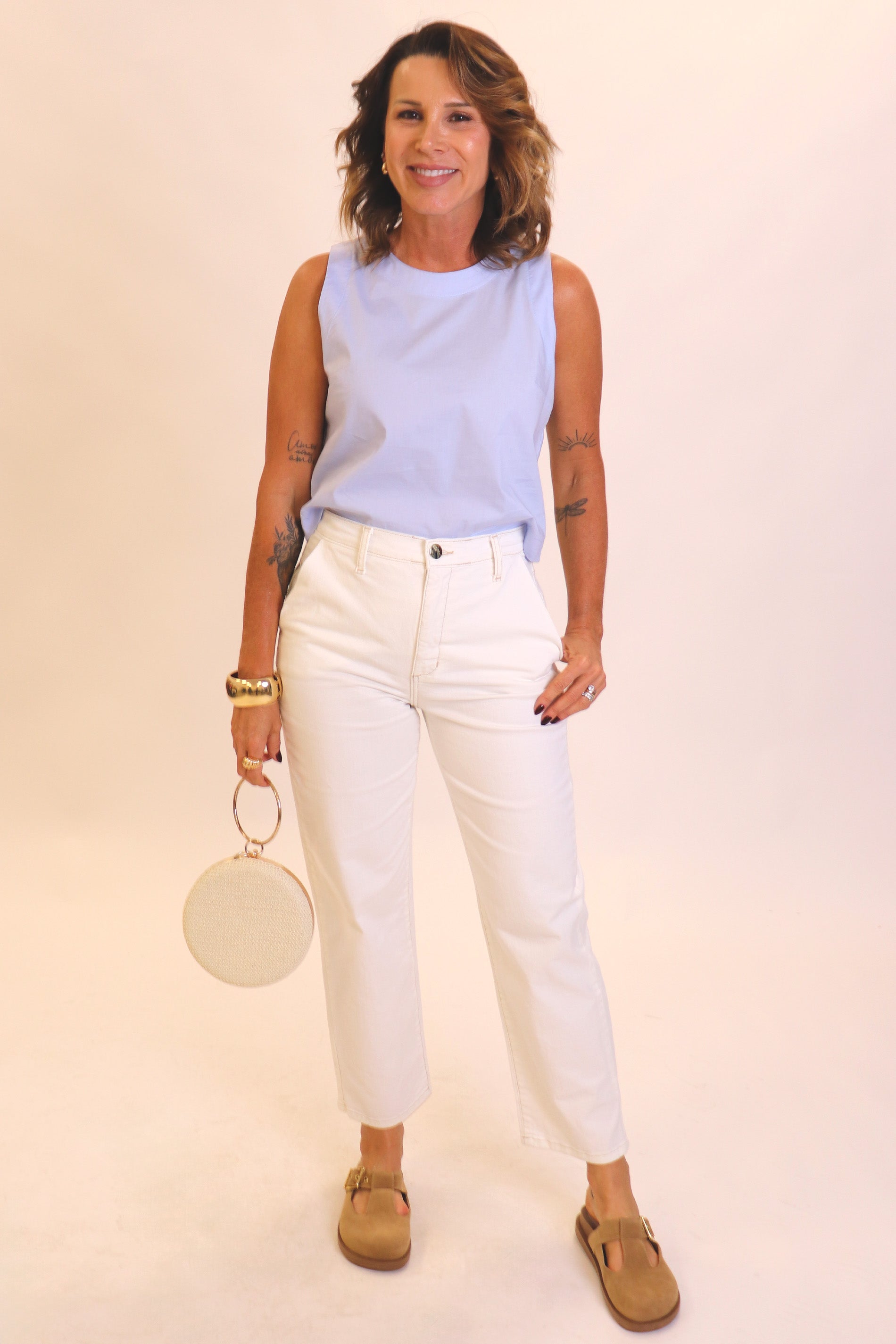 Calça com Modelagem Reta e Cintura Média