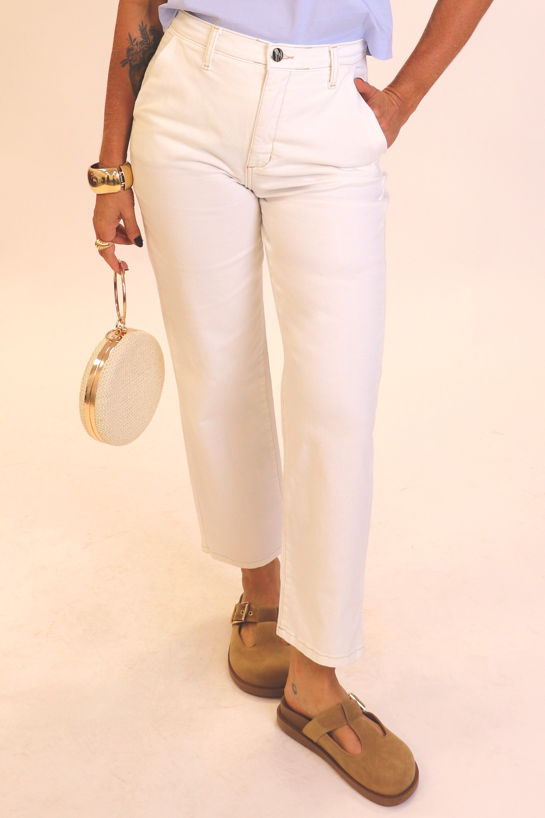 Calça com Modelagem Reta e Cintura Média