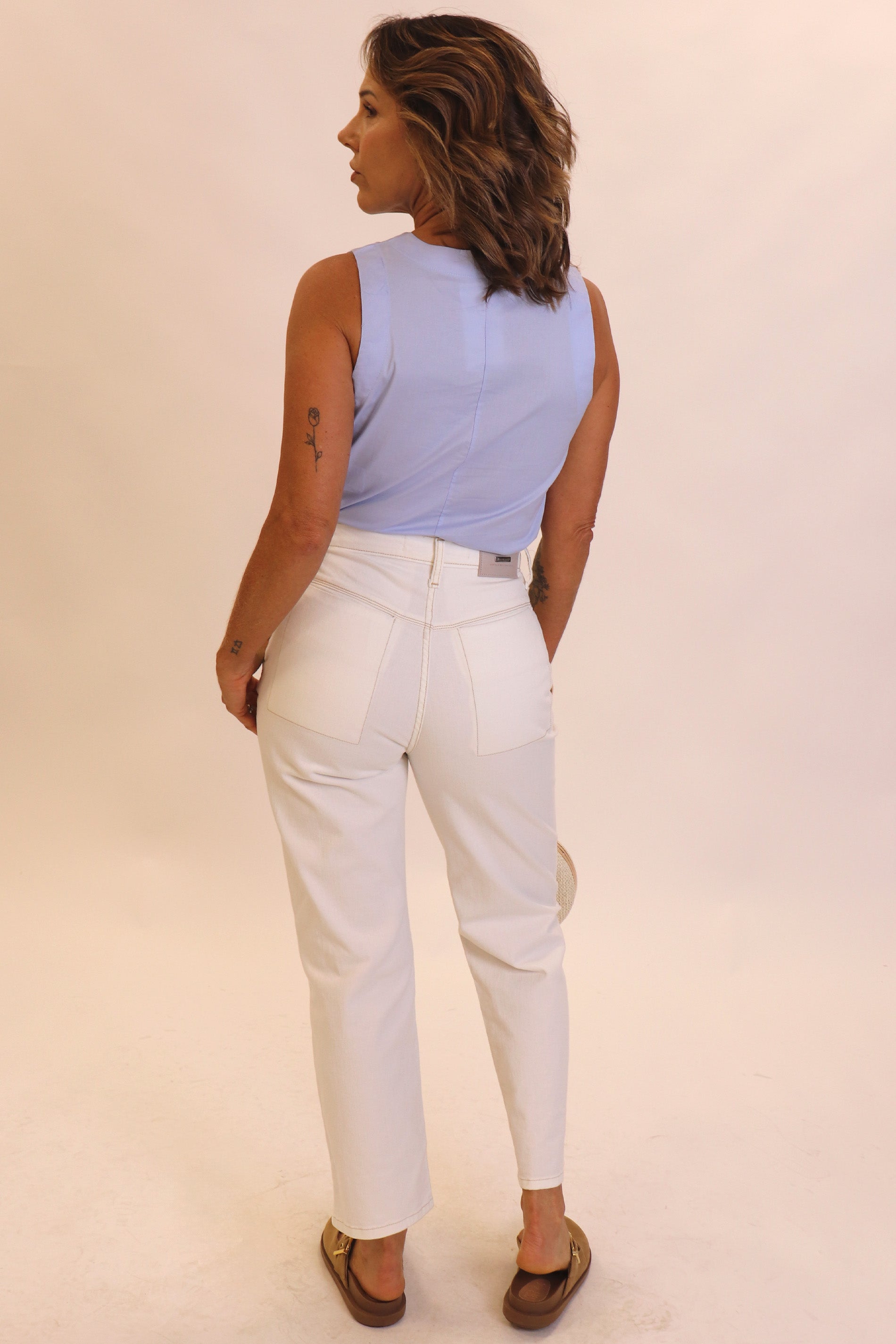 Calça com Modelagem Reta e Cintura Média