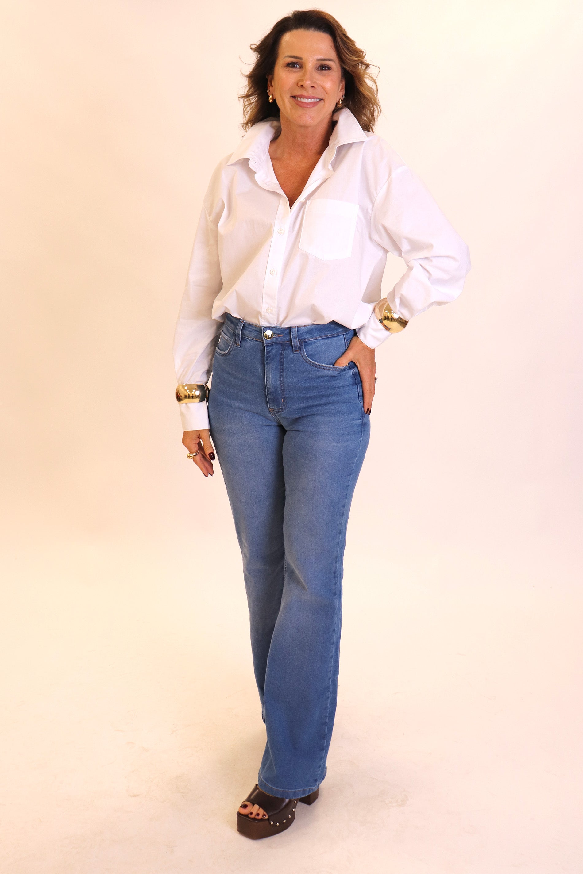 Calça Jeans com Modelagem Flare e Cintura Média