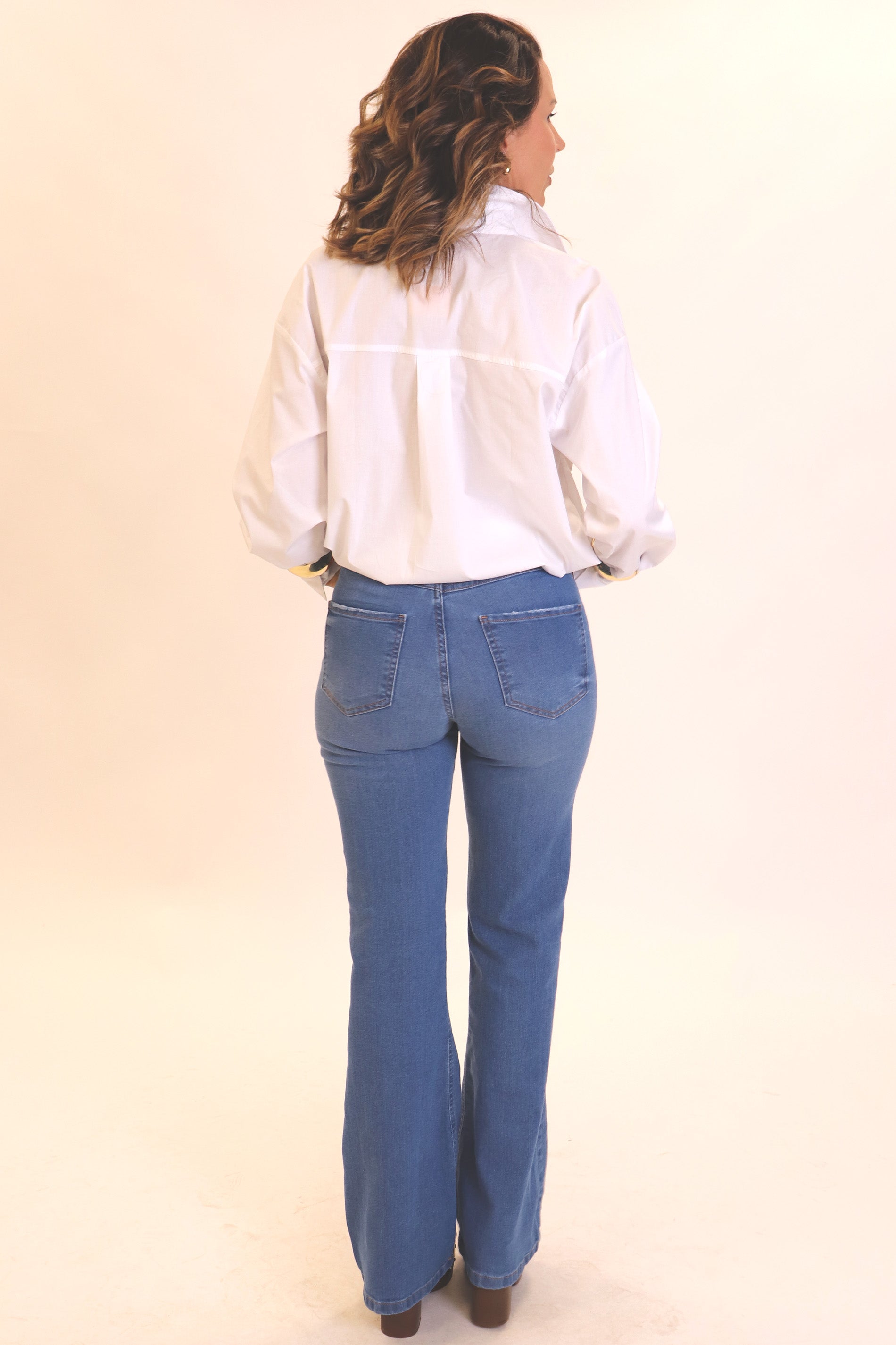 Calça Jeans com Modelagem Flare e Cintura Média