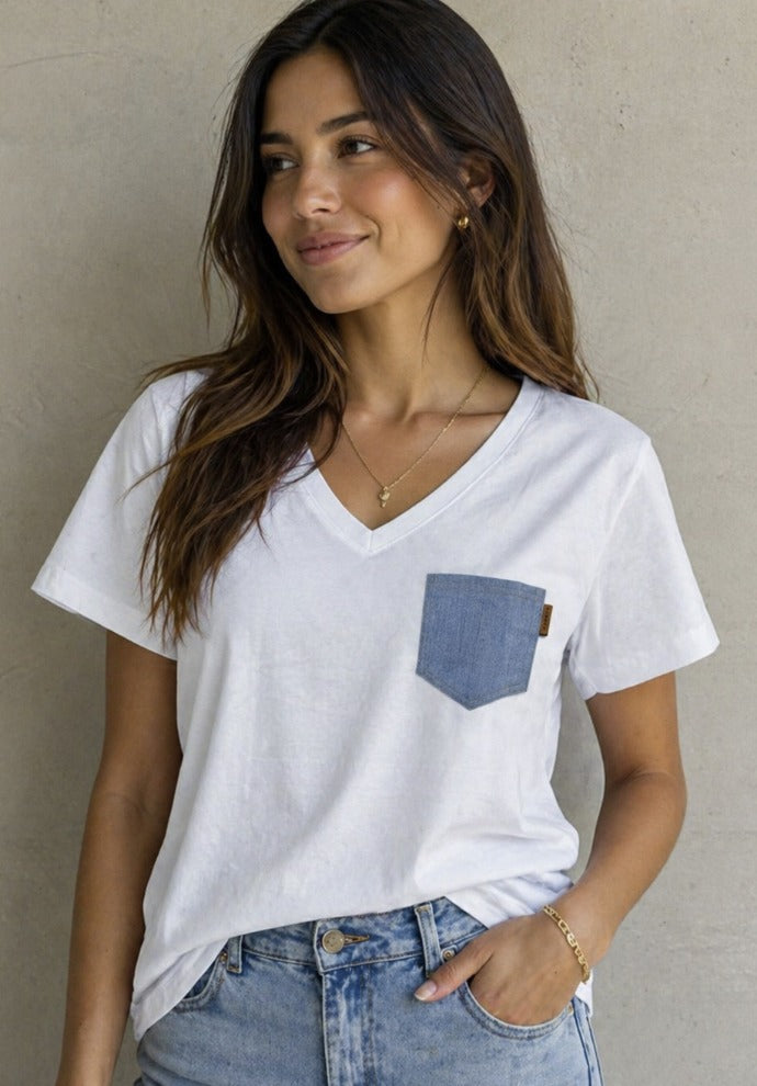 T-shirt com Decote V e Bolso Jeans Aplicado