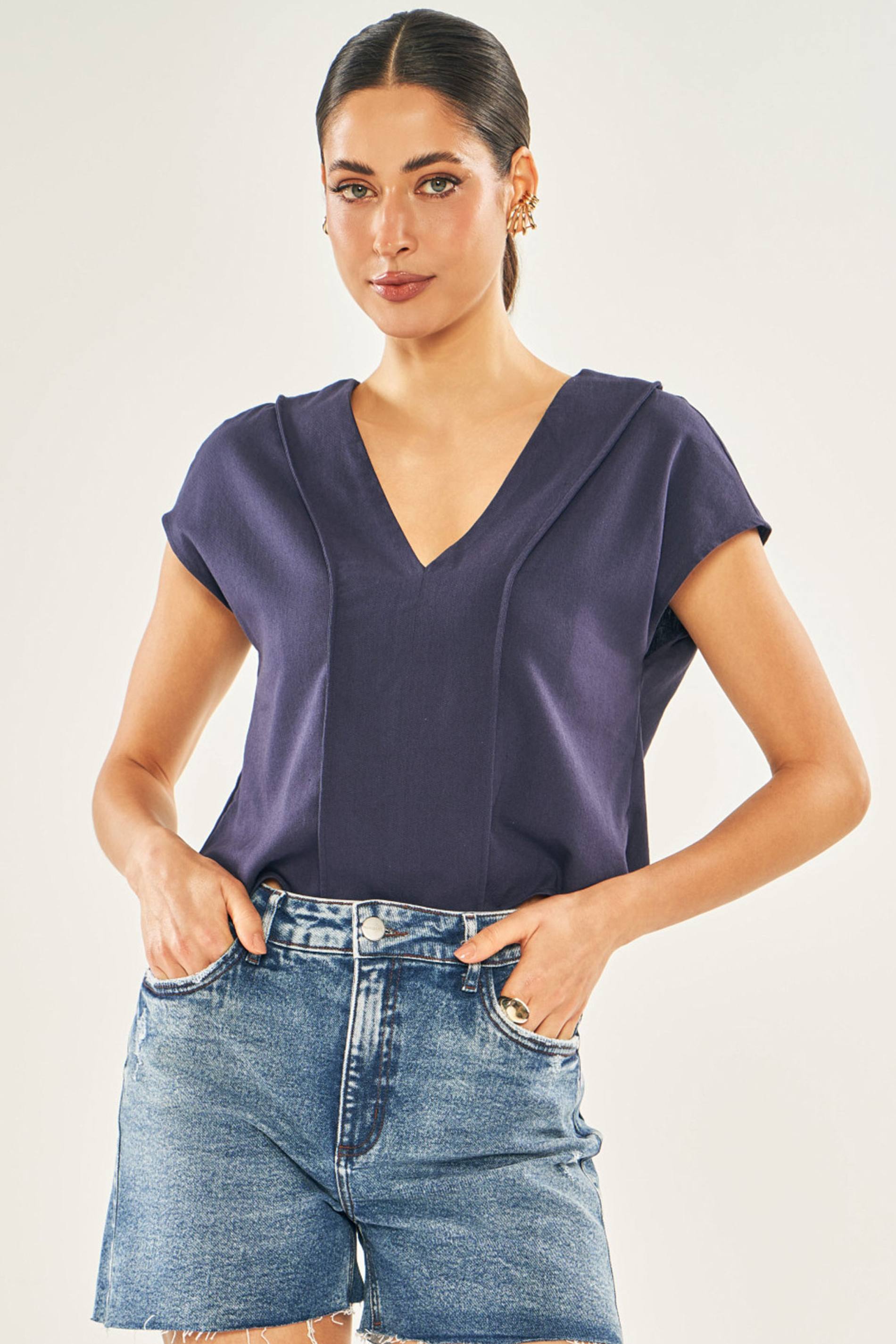 Blusa de Manga Curta em Plano Viscolinho