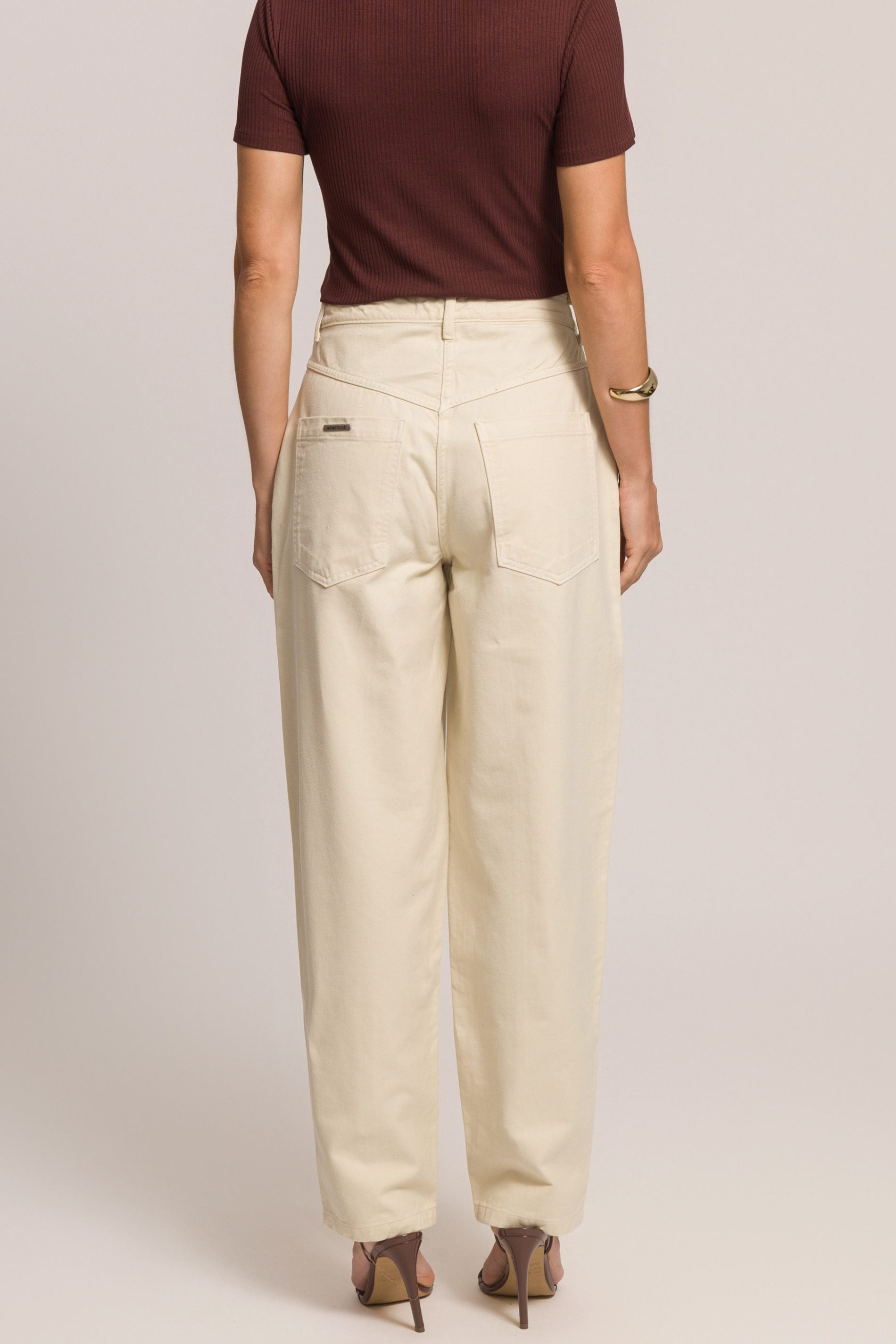 Calça barrel em sarja com caimento amplo