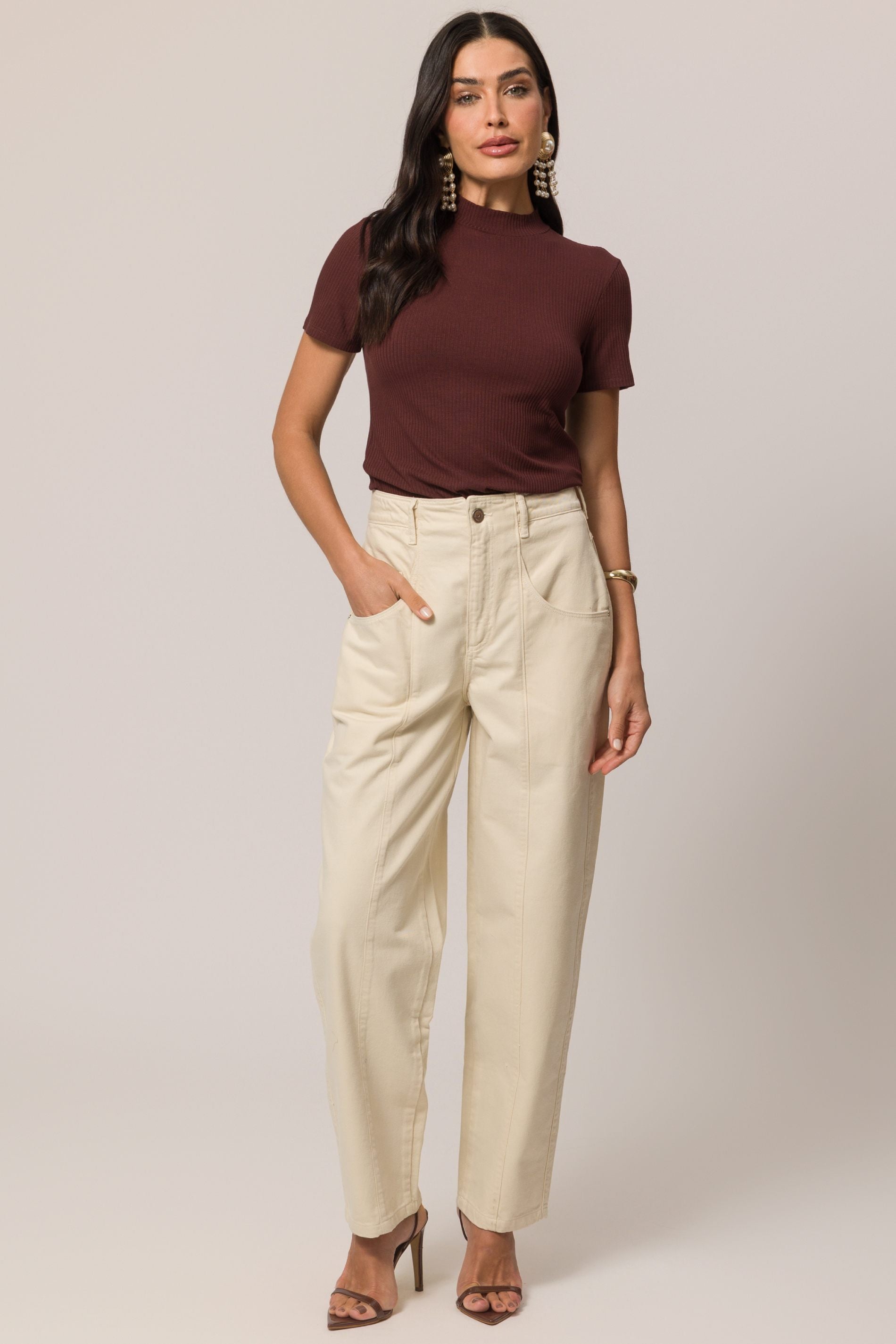 Calça barrel em sarja com caimento amplo