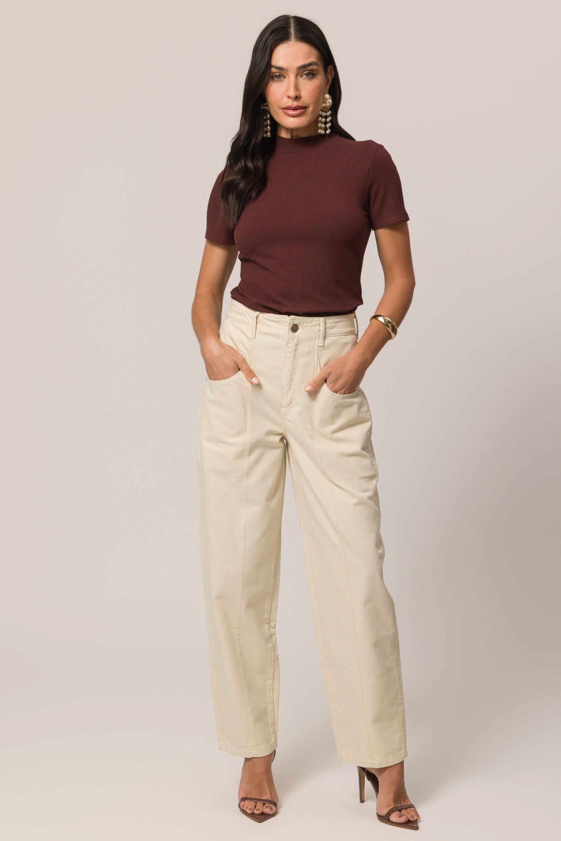 Calça barrel em sarja com caimento amplo