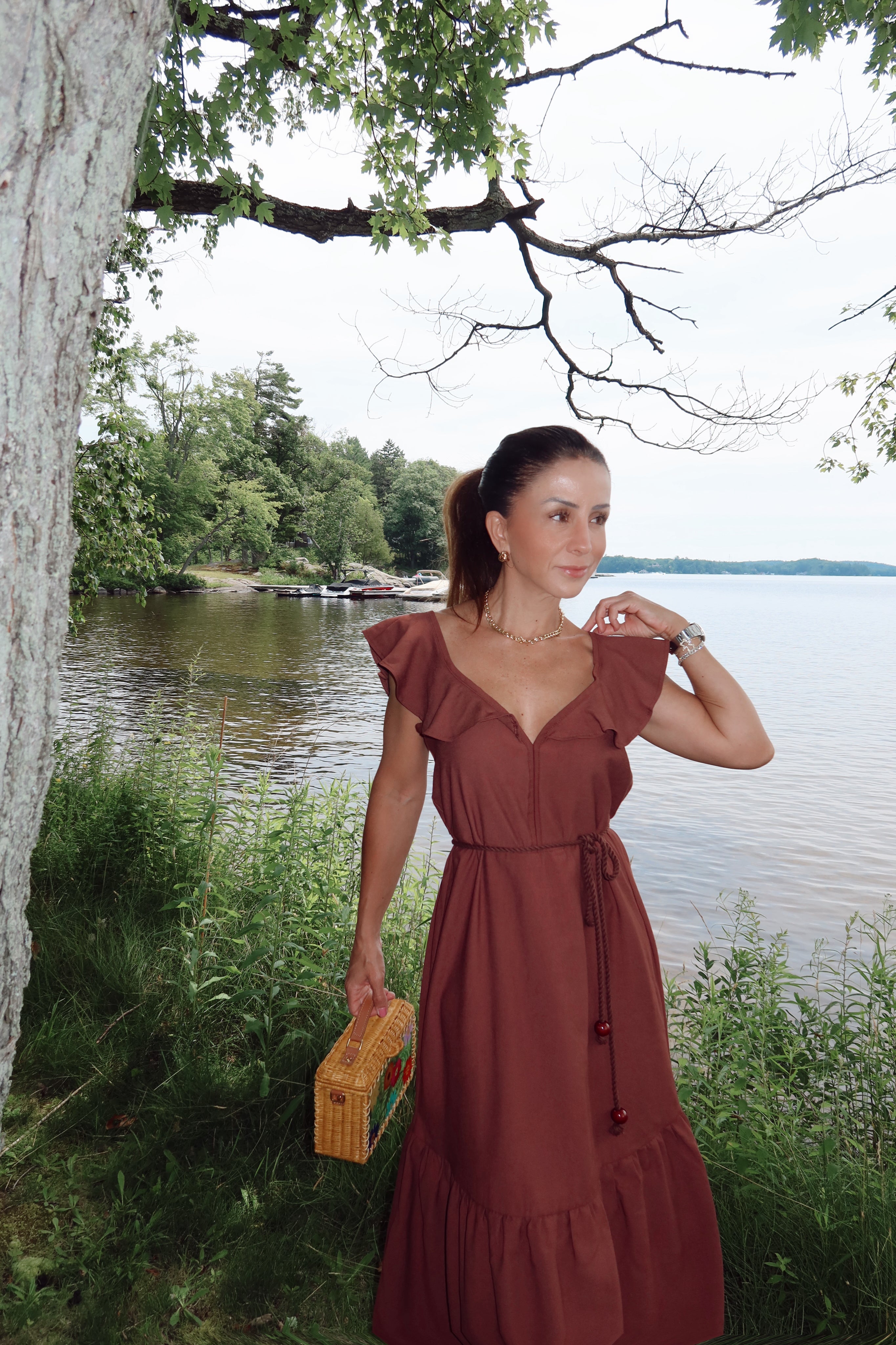 Vestido midi com babado e cinto